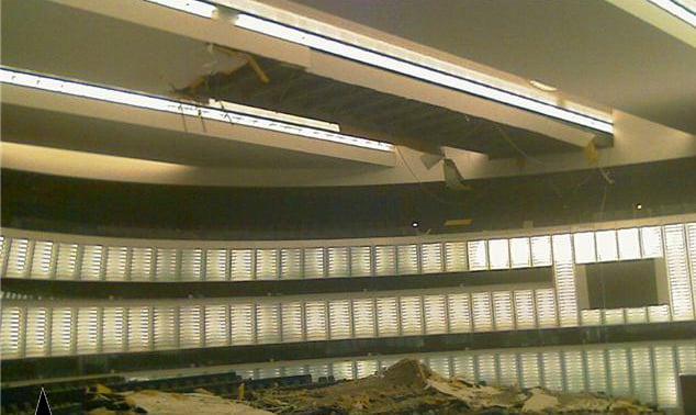 Parliament's ceiling, shortly after the August 2008 collapse <a target="_blank">(Photo: strastv)</a>