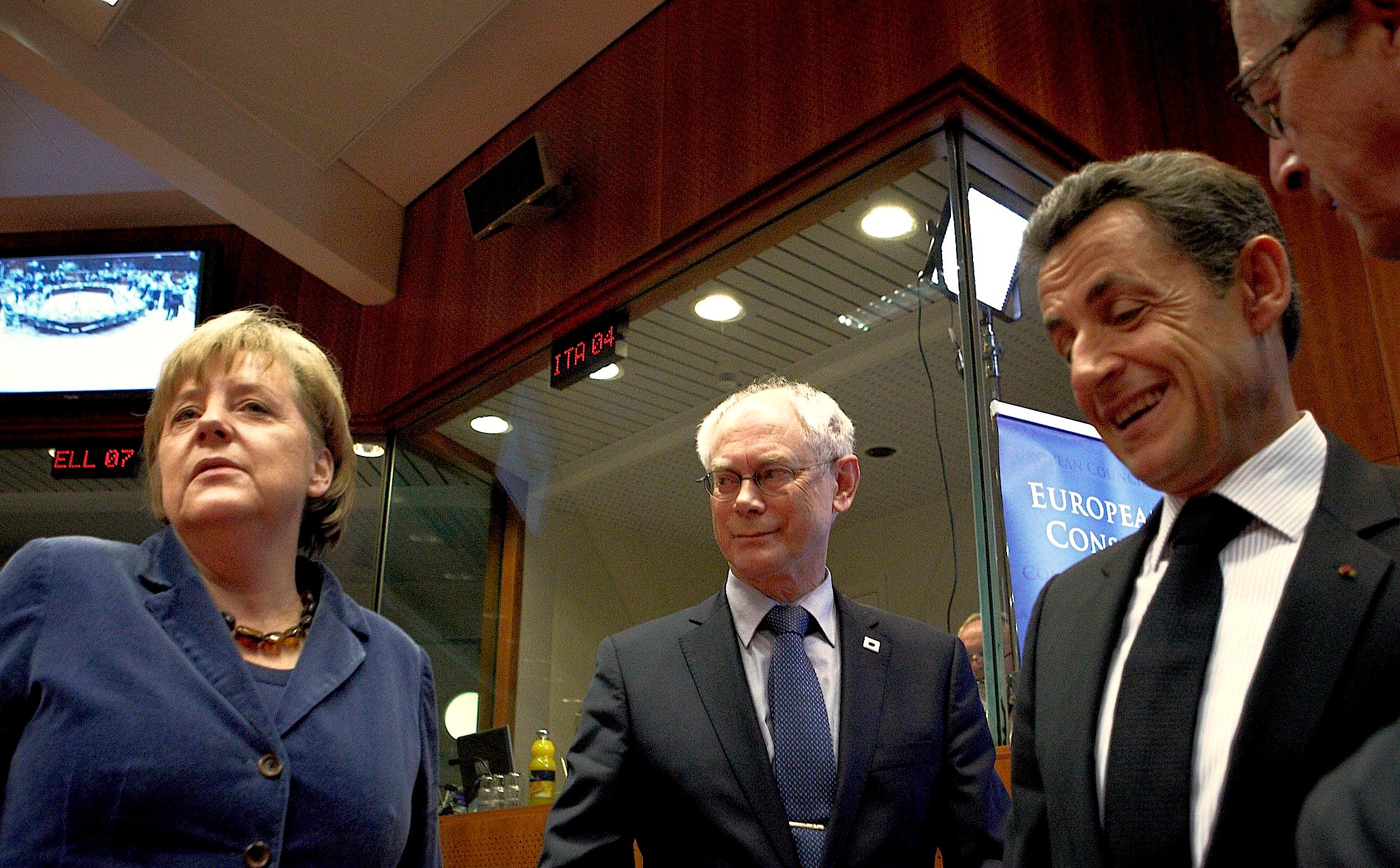 Van Rompuy (c) is to remain head of EU summits and to chair top-level eurozone events (Photo: consilium.europa.eu)