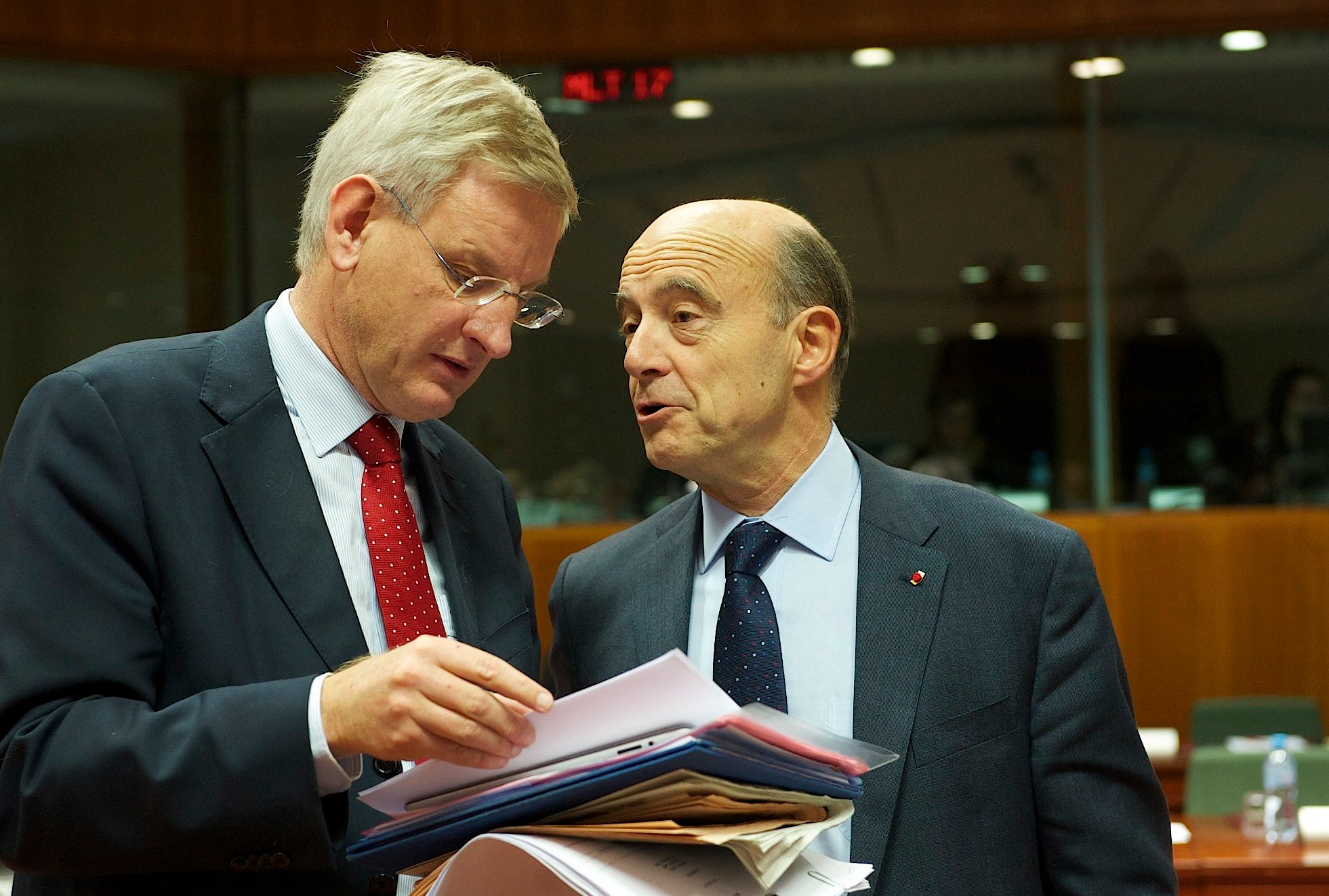Bildt (l): 'Well, there's always a deal.' Juppe (r): 'Slovenia ... asked for an exception' (Photo: consilium.europa.eu)