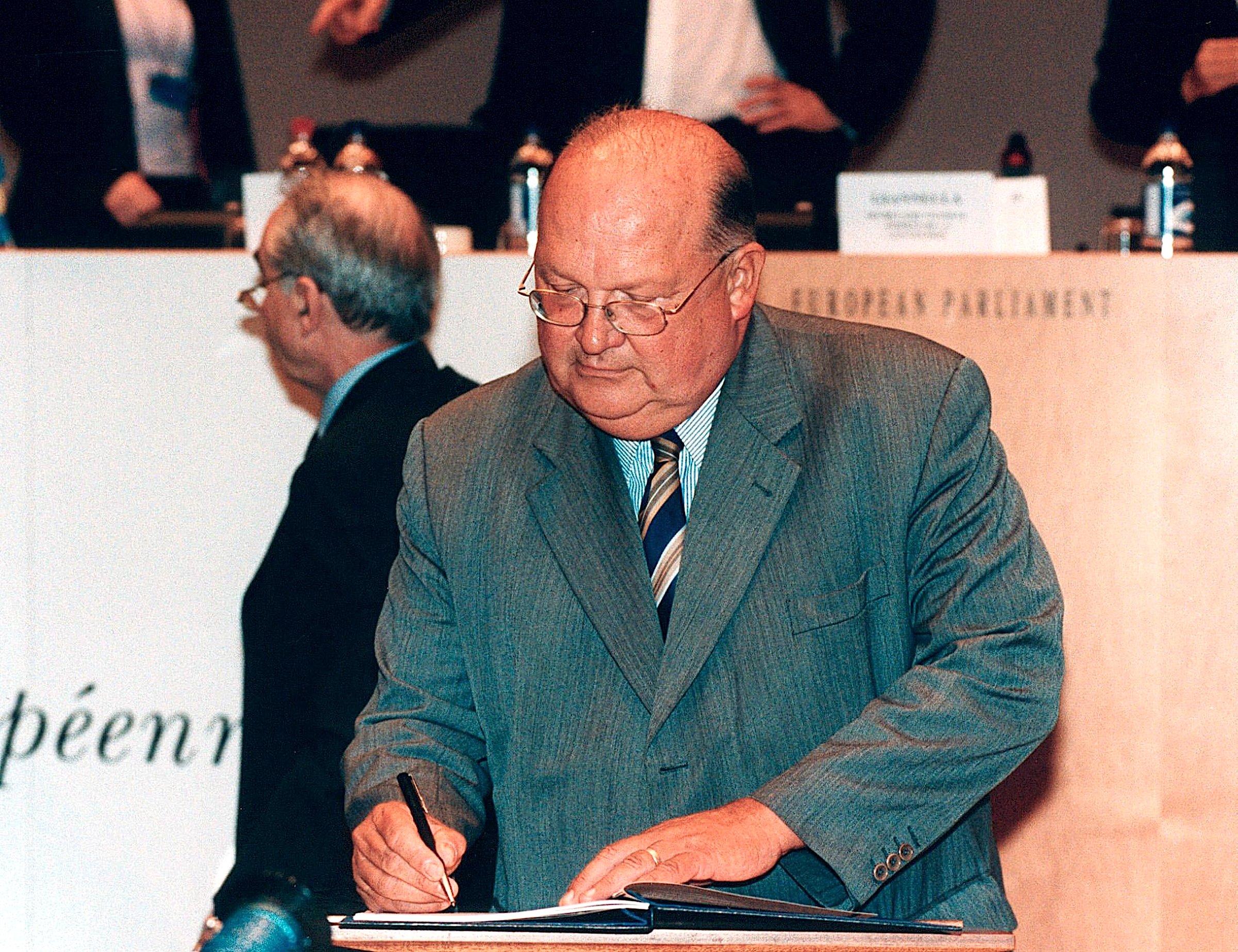 Belgian centre-right MEP Jean-Luc Dehaene says he should not have to declare his 77,000 stock options because they are part of his "patrimonium" <a target="_blank" href="http://ec.europa.eu">(Photo: ec.europa.eu)</a>