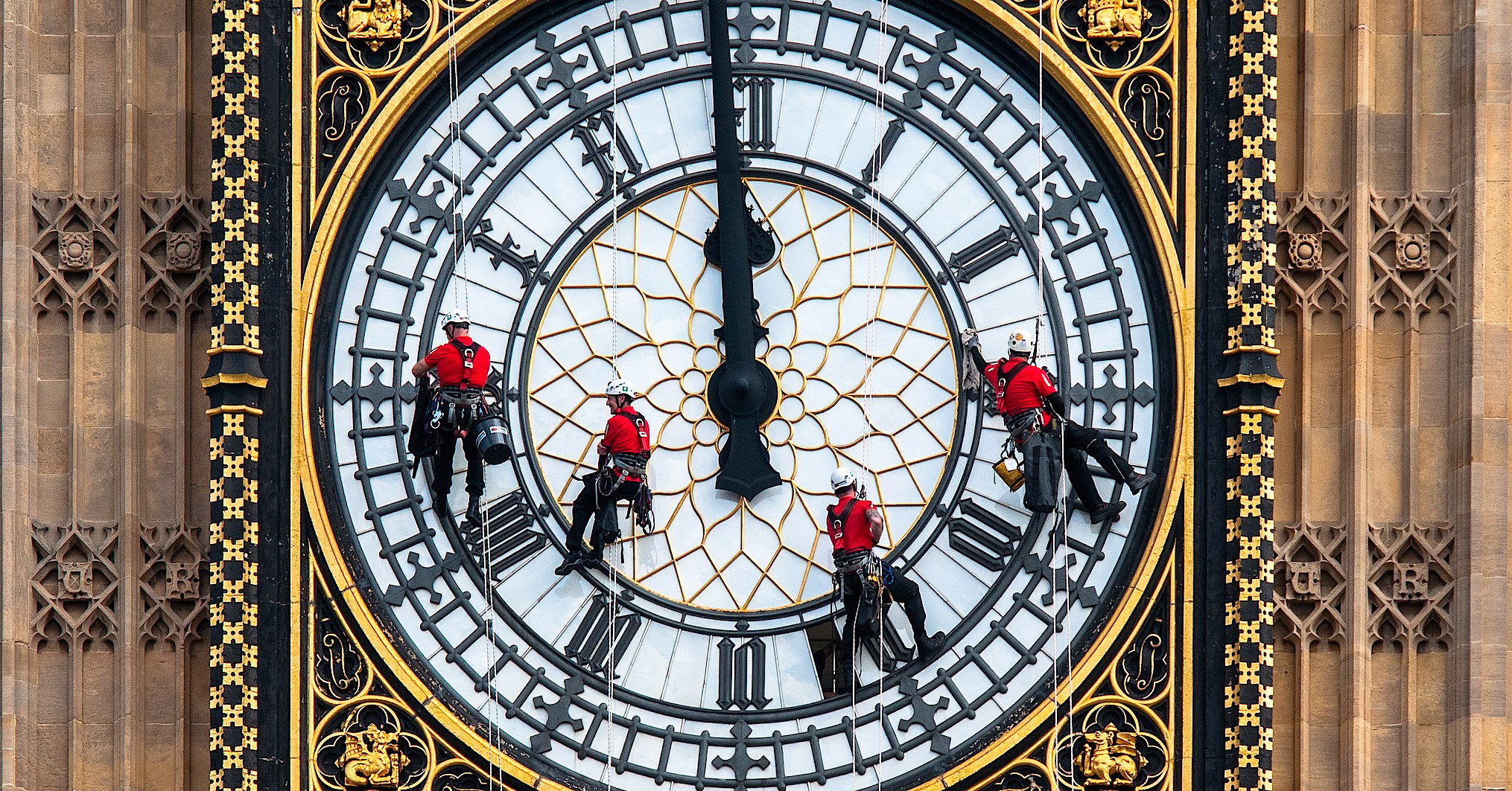 Workers clean Big Ben - the British parliament's iconic clock tower (Photo: UK Parliament)