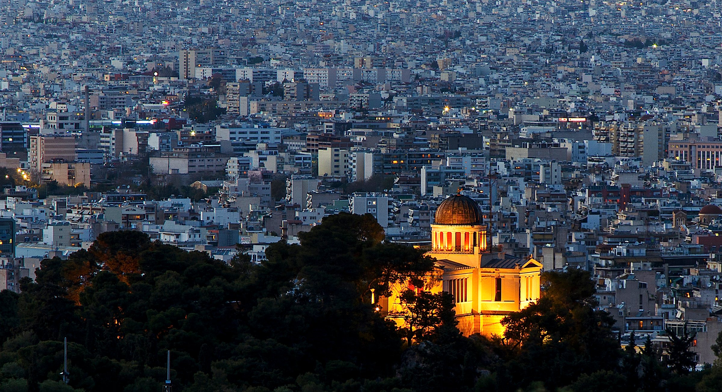 Athens: Greek banks are on the verge of running out of money as capital flight continues <a target="_blank">(Photo: and641)</a>