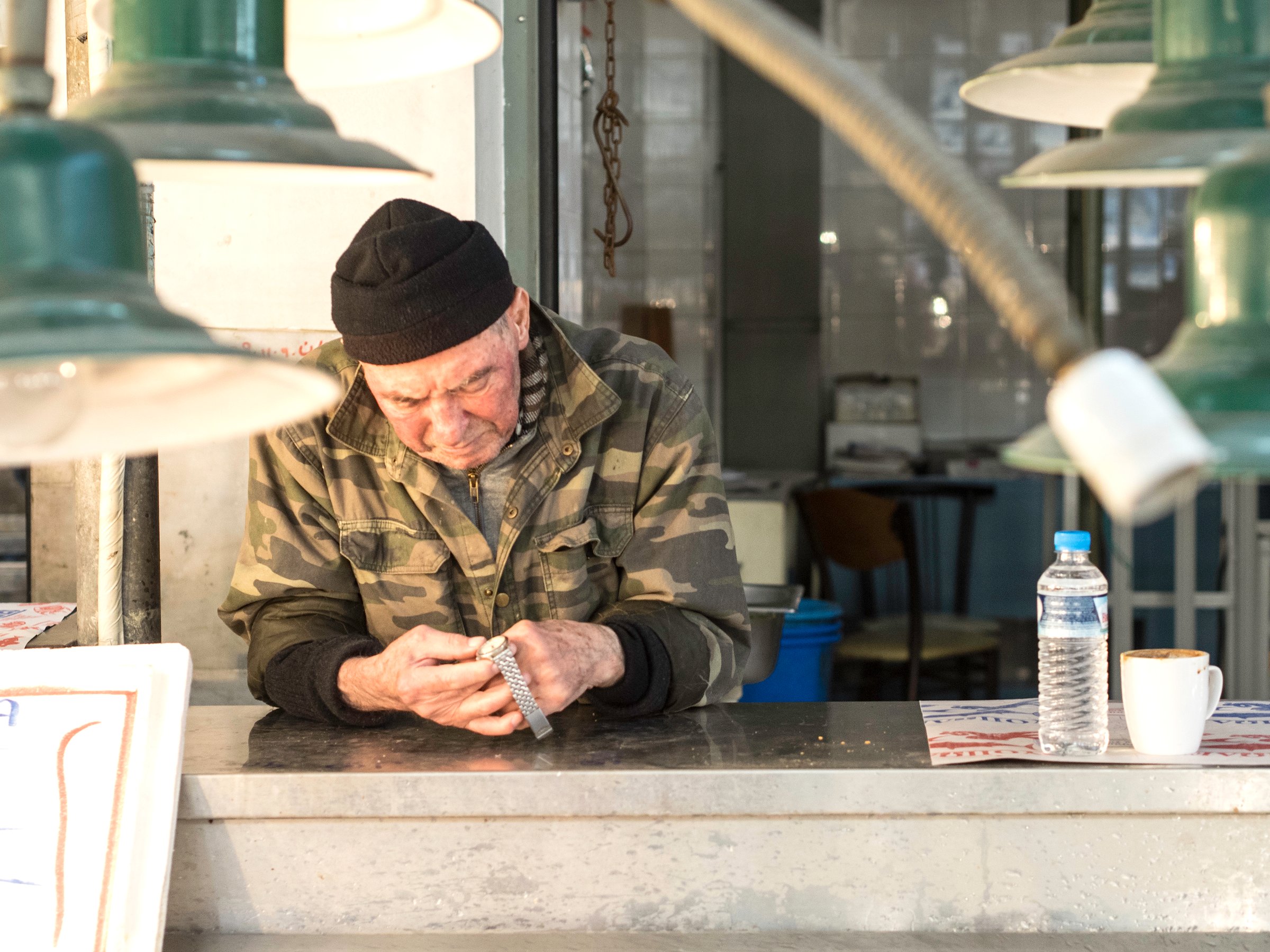 Greek man checks watch: International support ended at midnight (Photo: Sascha Kohlmann)
