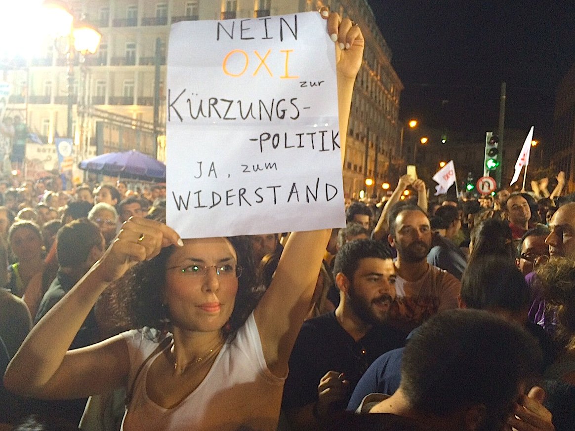 A No campaigner - the placard reads in German: 'No to austerity, Yes to resistance' (Photo: Eric Maurice)