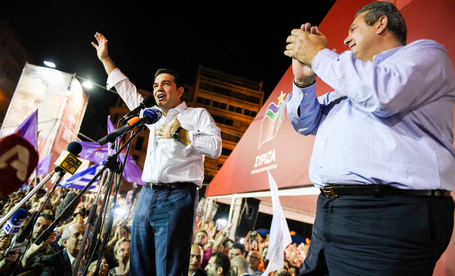 Tsipras on stage with desired coalition partner Kammenos <a target="_blank" href="http://syriza.gr/article/id/62798/.html#.Vf8kVd_tmko">(Photo: Syriza)</a>