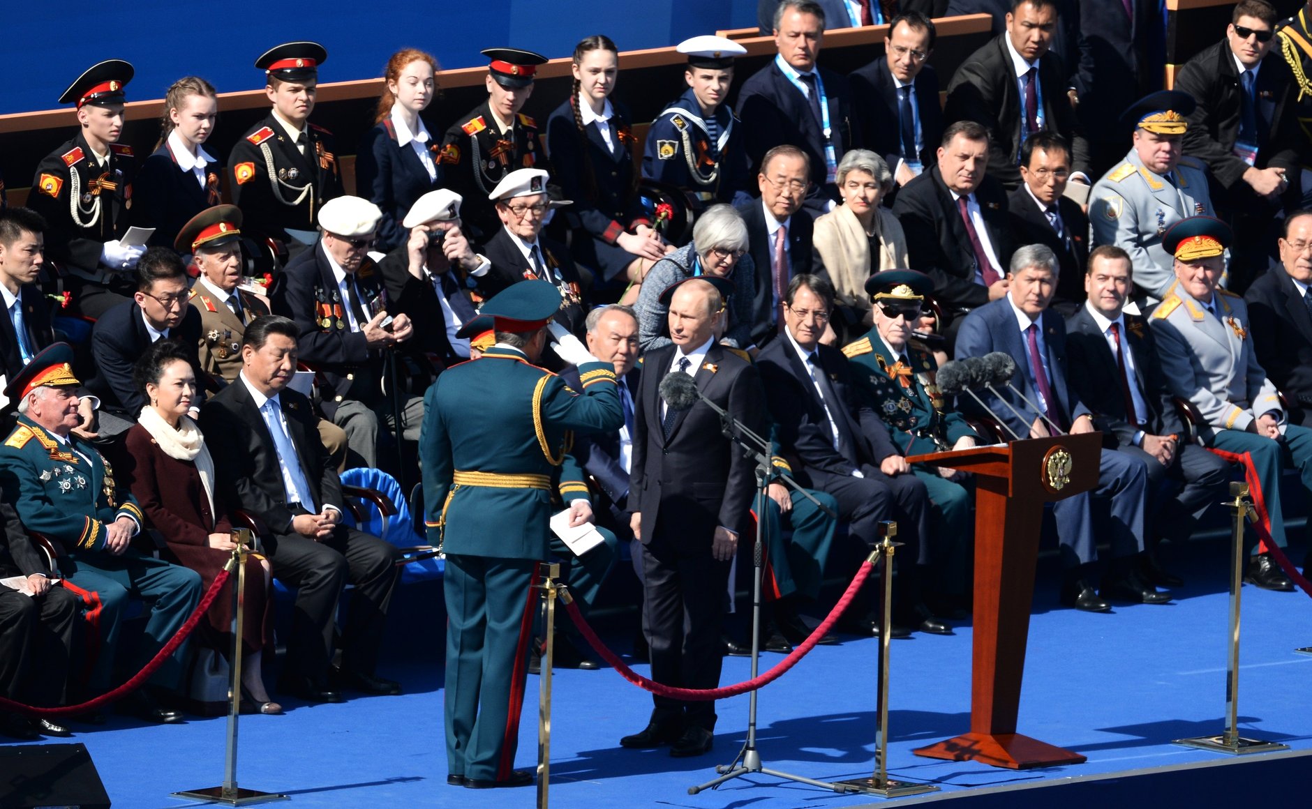 The Cypriot president (r) next to Russian leader Vladimir Putin (c) at the WWII parade (Photo: kremlin.ru)