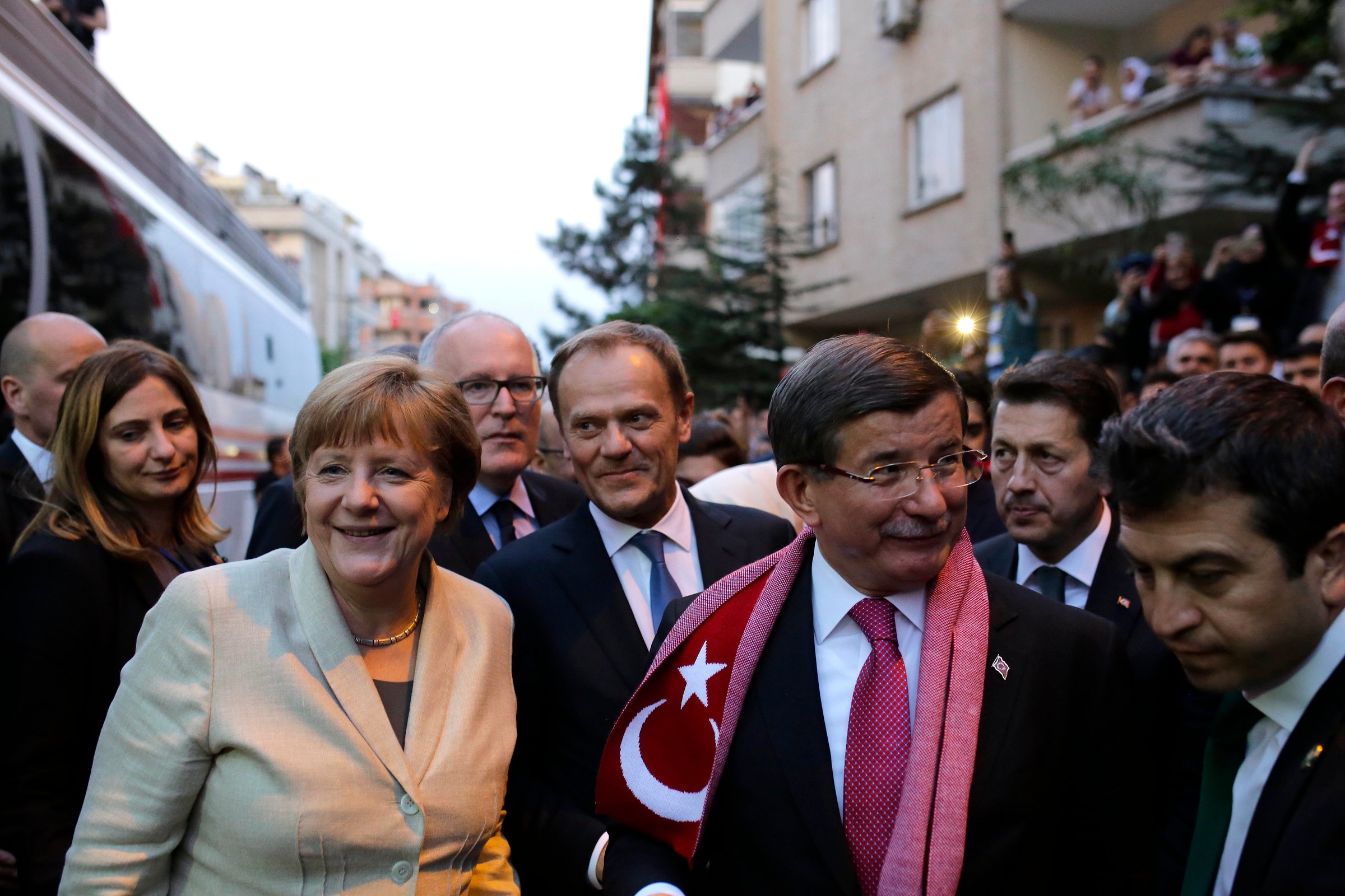Davutoglu (r) recently with German Chancellor Merkel and EU council chief Tusk in a Turkish refugee camp (Photo: consilium.europa.eu)