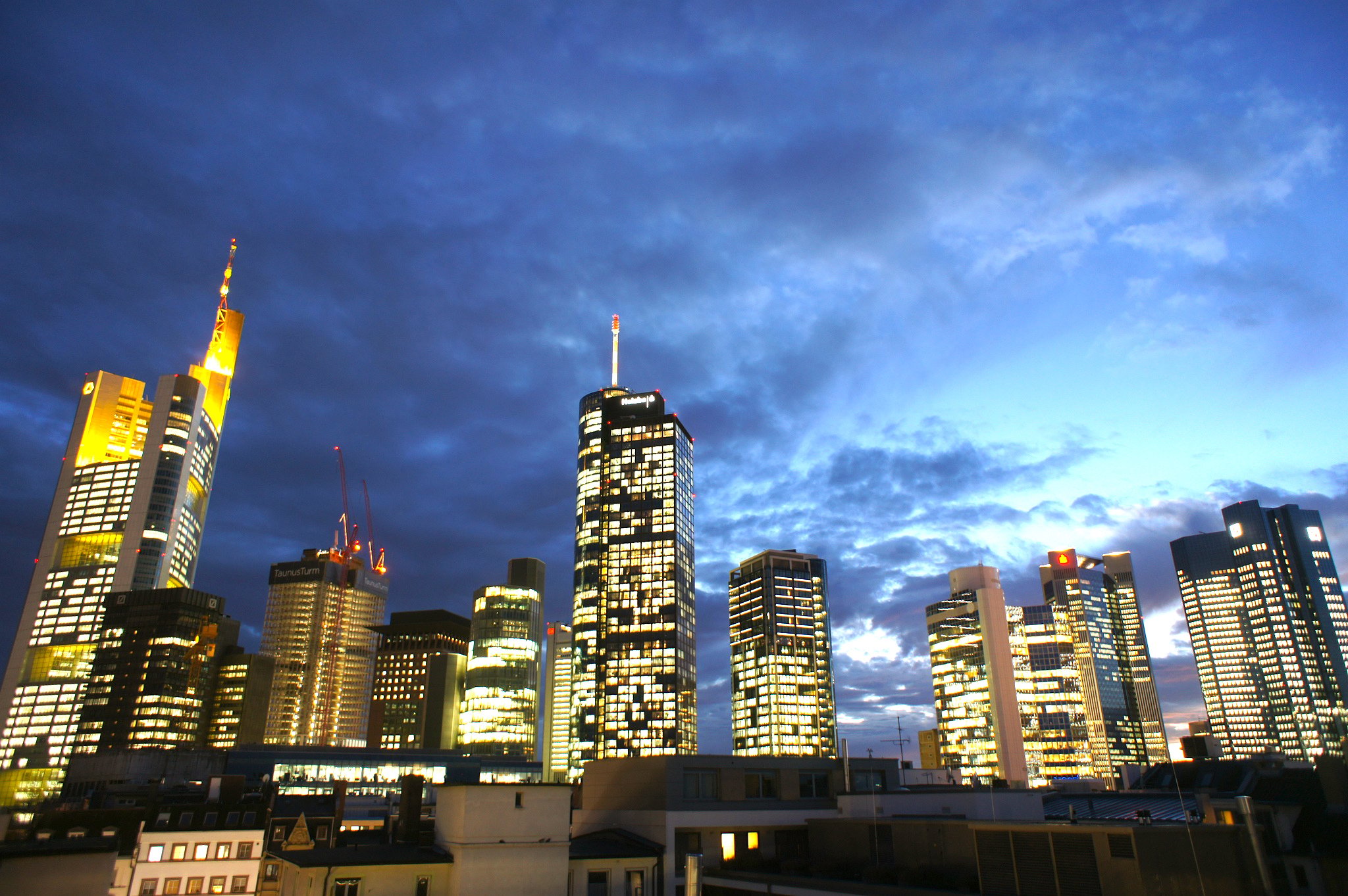 Frankfurt skyline, with Deutsche Bank twin towers on the right (Photo: barnyz)