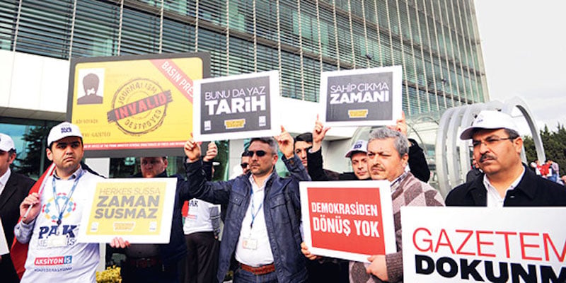 Journalists and supporters gathered in front of Zaman's building to protest against the newspaper's takeover in March 2016. (Photo: Today's Zaman)