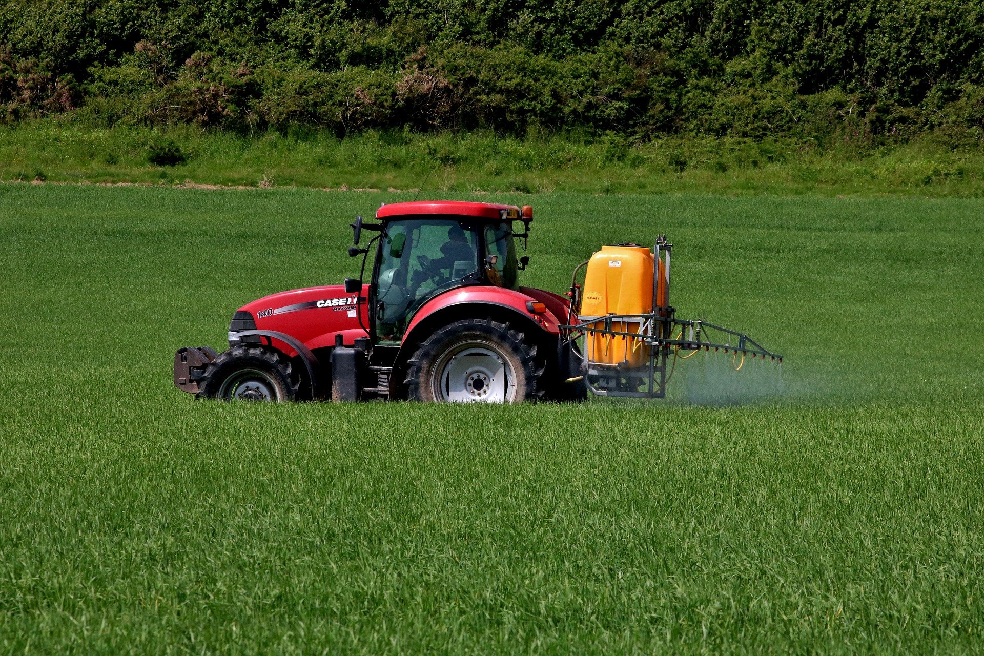 euobserver.com - Nina Holland - The farming lobby is in bed with the pesticide industry - against the interests of farmers themselves