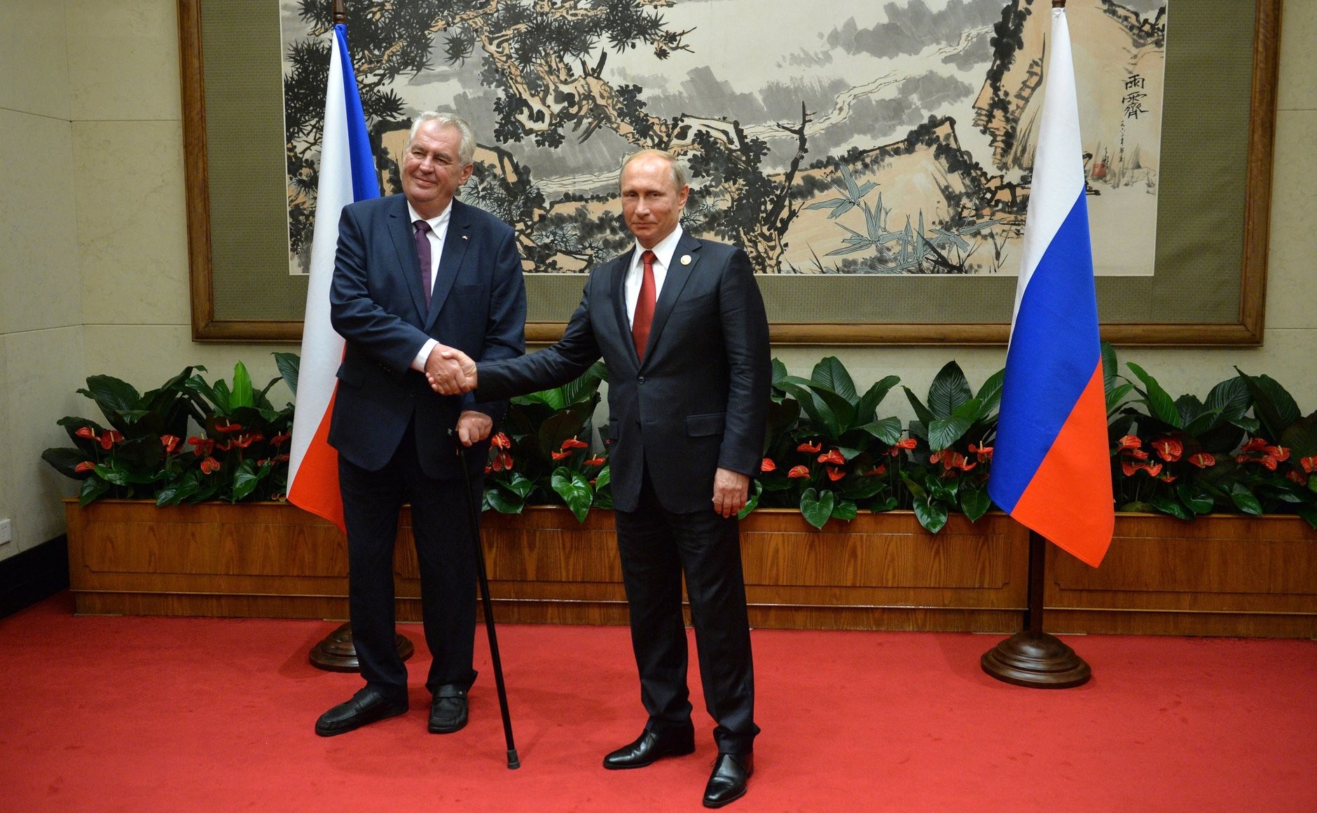 President Zeman (l) and Putin (r). A 2016 survey counted around 40 websites in the Czech Republic that regularly published pro-Russian narratives. <a target="_blank" href="http://static.kremlin.ru/media/events/photos/big2x/AIjRbNy2FF0zbONHrJGCqrufyZ81Z6vX.jpg">(Photo: kremlin.ru)</a>