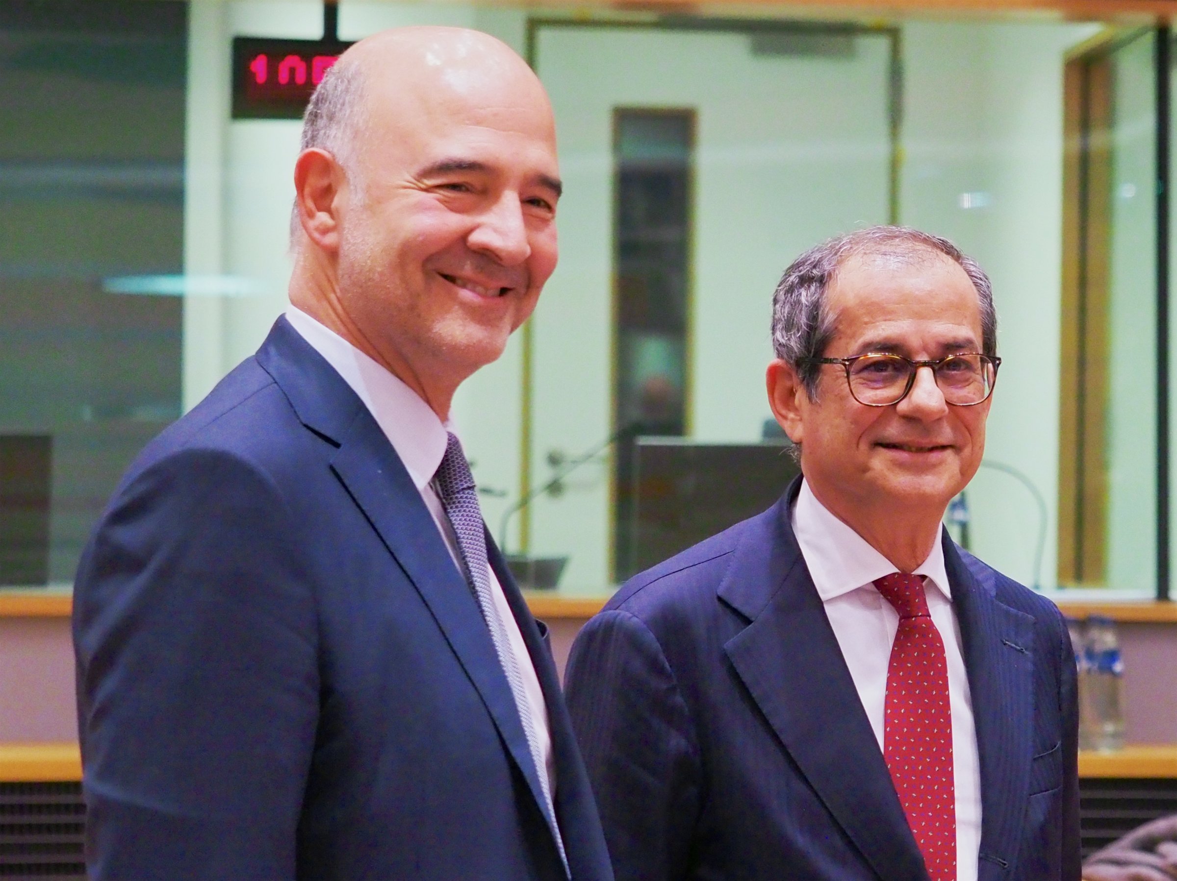 Commissioner Pierre Moscovici and Italian finance minister Giovanni Tria at the meeting <a target="_blank" href="https://councilnewsroomvideo.azureedge.net/photo-files/%7B66D361EF-6331-354B-8D27-3505FFF2EF4C%7D.jpg">(Photo: Council of the European Union)</a>