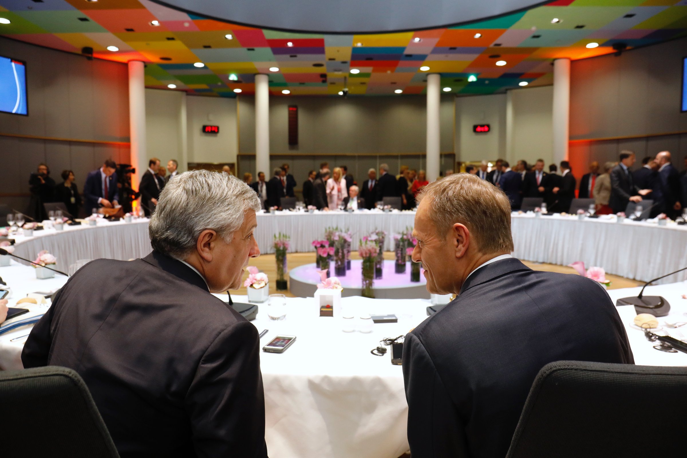 EU Parliament president Antonio Tajani and EU Council president Donald Tusk (r) at the informal dinner. They want to avoid 'inter-institutional conflict' <a href="https://councilnewsroomvideo.azureedge.net/photo-files/%7BA77B61AE-AF0E-0547-A936-EC6F0782383E%7D.jpg">(Photo: Council of the European Union)</a>
