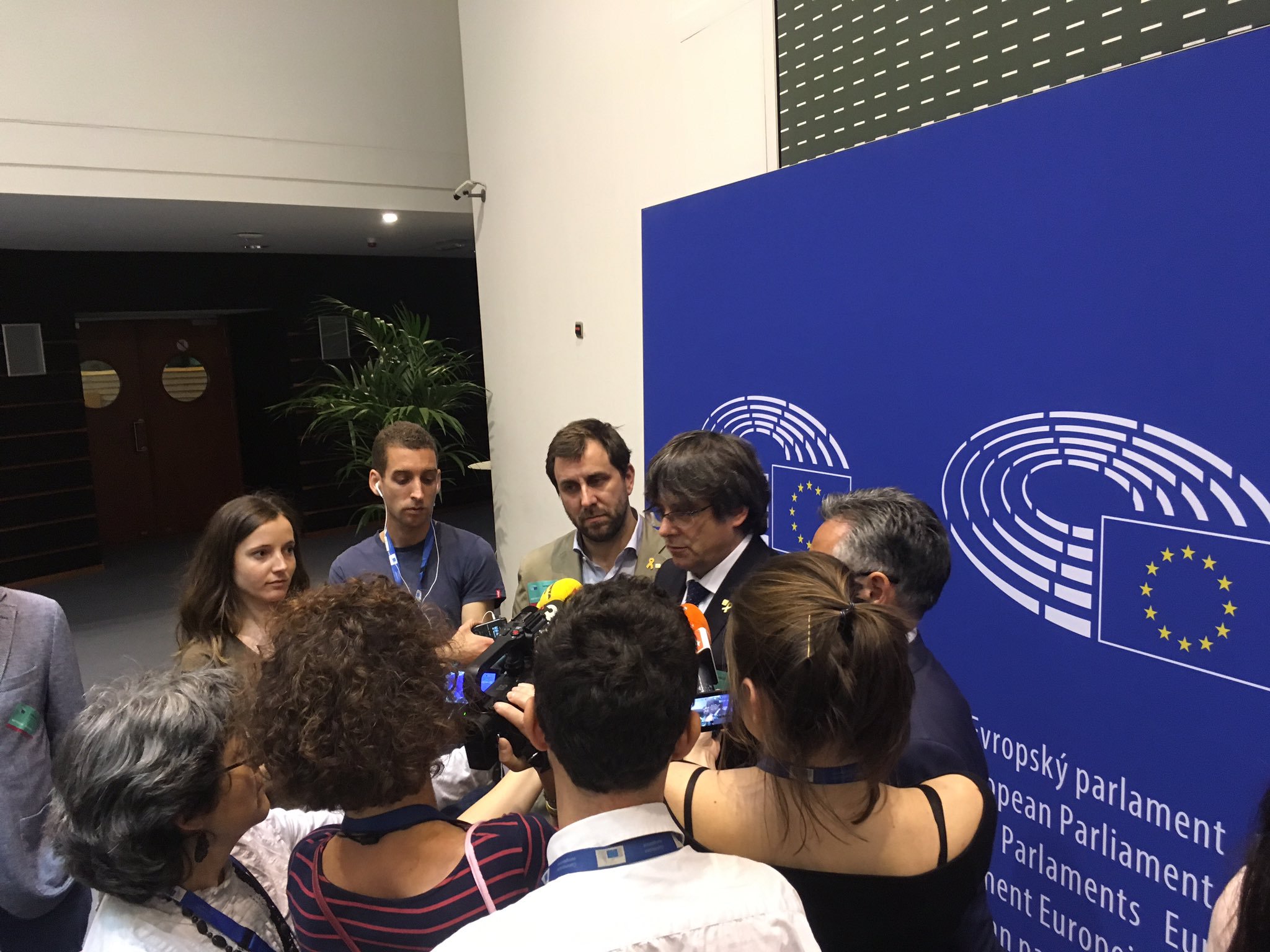 Carles Puigdemont apparently surreptitiously entered the parliament on Thursday afternoon (Photo: Eric Maurice/Twitter)