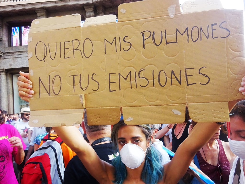 'I want my lungs, not your emissions': A protester defending the low-emission zone in Madrid (Photo: Fotos de Camisetas de SANTI OCHOA)