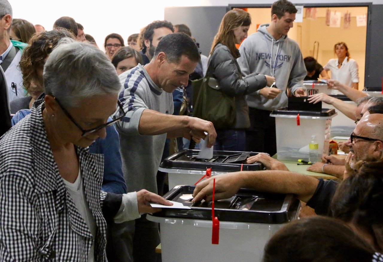 The polling station in the Maragall Secondary School Institute. More than 2.2 million people voted, according to the Catalan government. (Photo: Helena Spongenberg)