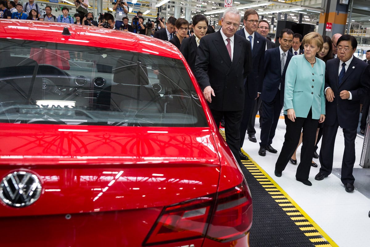 Merkel on a visit to a VW plant - the German car industry employs more than 775,000 people <a target="_blank">(Photo: Bundesregierung/Kugler)</a>
