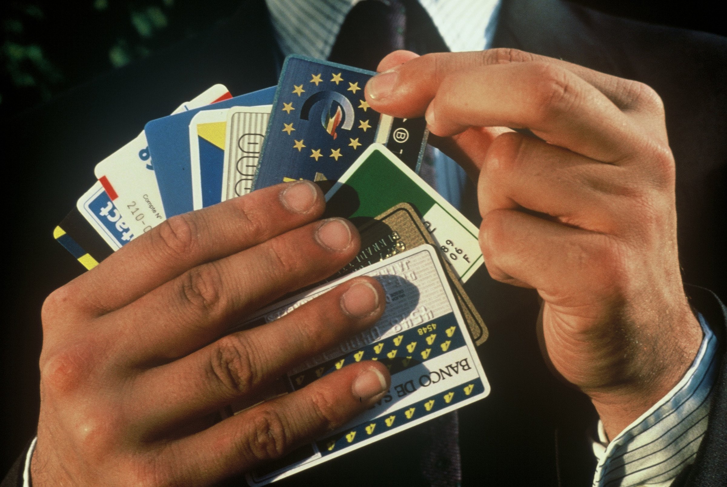 Banks and other companies providing financial services are interested in the transaction fees they receive from cashless payments and offer incentives to merchants and consumers to stop using cash (Photo: European Commission)