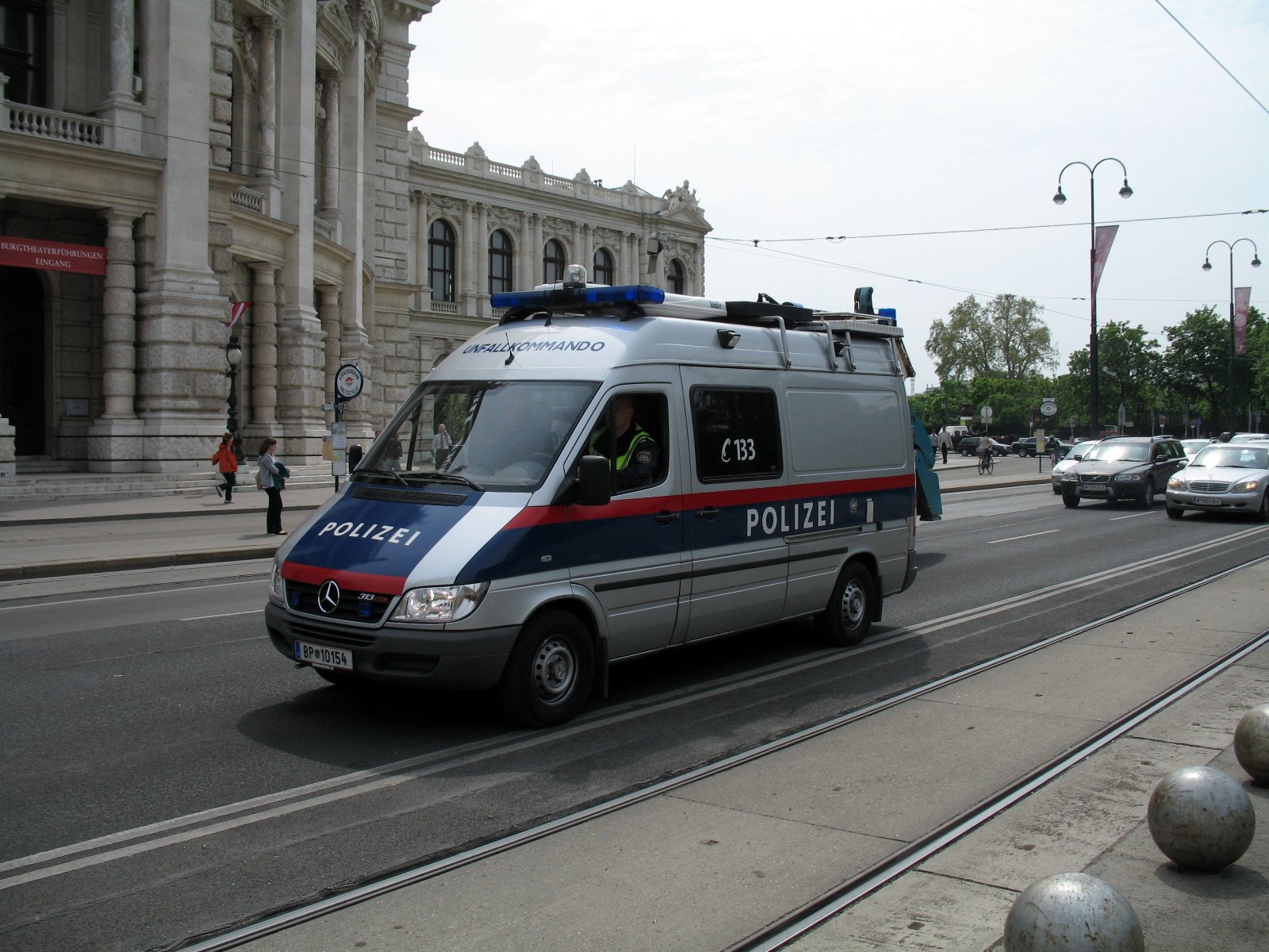 The EU Commission is recommending police be allowed to arrest and if necessary shoot suspects in other member states (Photo: bobbsled)