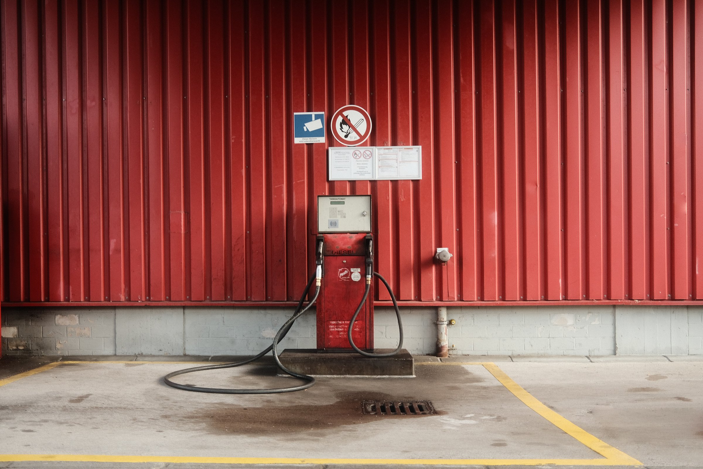 A petrol pump. The reasoning behind the EU commission's push to leave the controversial Energy Charter Treaty is that it clashes with the EU's goal to reduce the use of fossil fuels (Photo: Marius Matuschzik)
