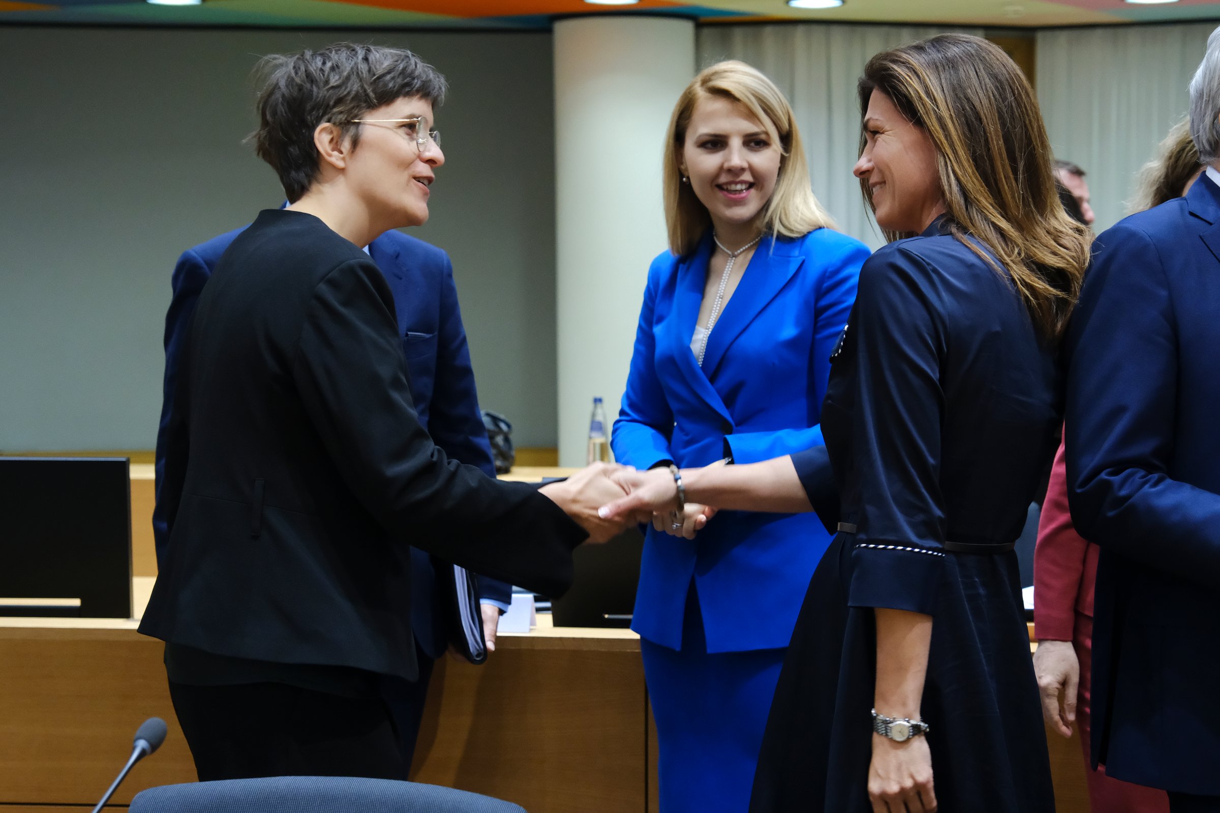 Germany's EU state minister Anna Lührmann (l) and Hungary's justice minister Judit Varga (r) shaking hands before the meeting (Photo: European Parliament)