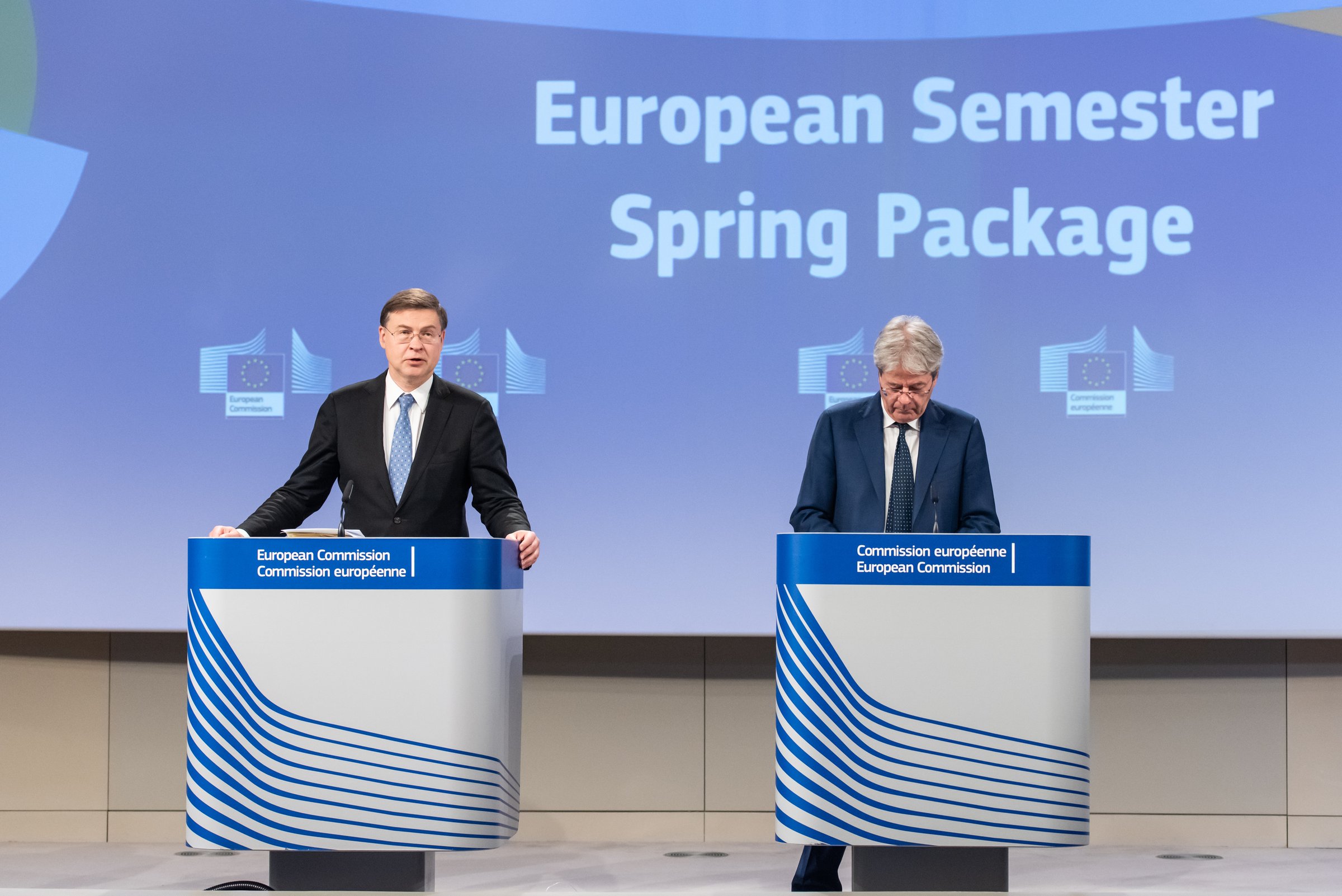 EU commission vice-president Valdis Dombrovskis (l) and commissioner Paolo Gentiloni at the presentation of the recommendations (Photo: European Commission)