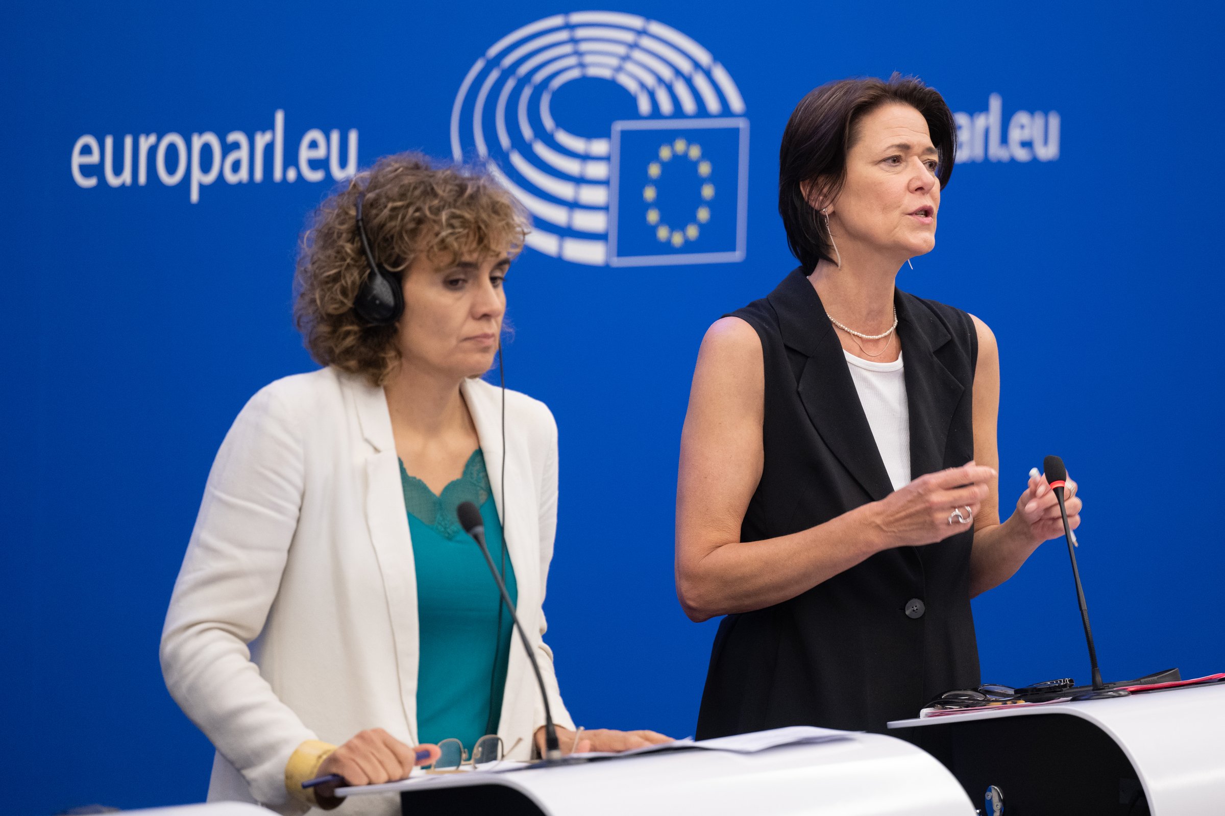 Centre-right Spanish MEP Dolors Montserrat (l) and centre-left Belgian MEP Kathleen Van Brempt of the Covid-19 special committee talk to the press in Strasbourg (Photo: European Parliament)