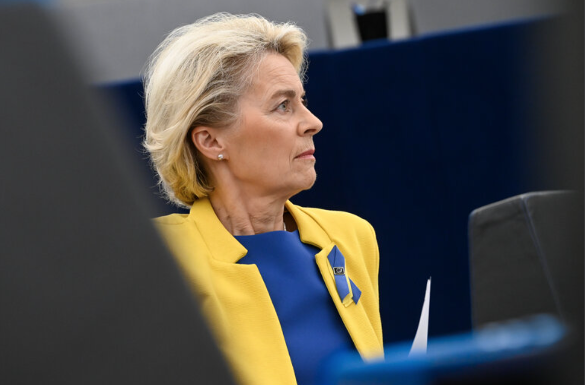 EU Commission president Ursula von der Leyen, dressed in the yellow and blue of Ukraine. If there is one sector in which Ukraine's immediate integration with the EU would be strategically crucial, it is the defence industry <a target="_blank" href="https://multimedia.europarl.europa.eu/de/photo/ep-plenary-session-voting-session_20220914_EP-136133B_DSC_00016">(Photo: European Parliament)</a>
