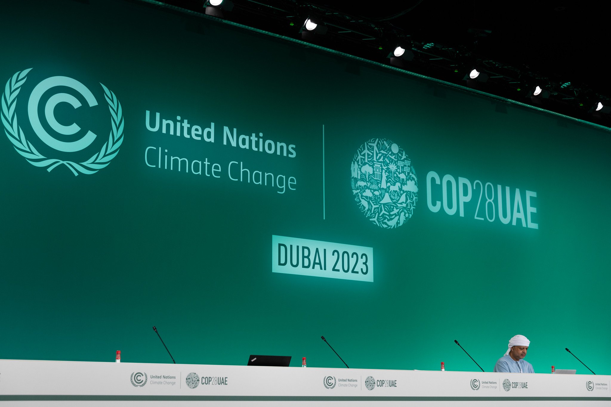 Final fight over oil and gas phase-out at COP28 looms – EUobserver