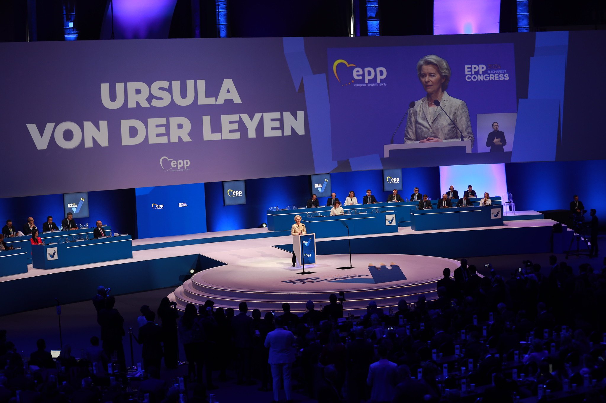 The 65-year-old politician received 400 votes in favour and 89 votes against. One-third of the participants did not exercise their vote <a target="_blank" href="https://www.flickr.com/photos/eppofficial/53572005272/">(Photo: European People's Party)</a>