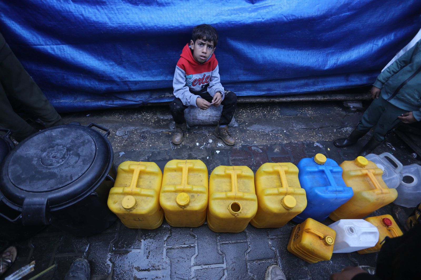 UNRWA distribution of drinking water in Gaza: Israel has killed over 180 UN staff since 7 October  (Photo: UNRWA)