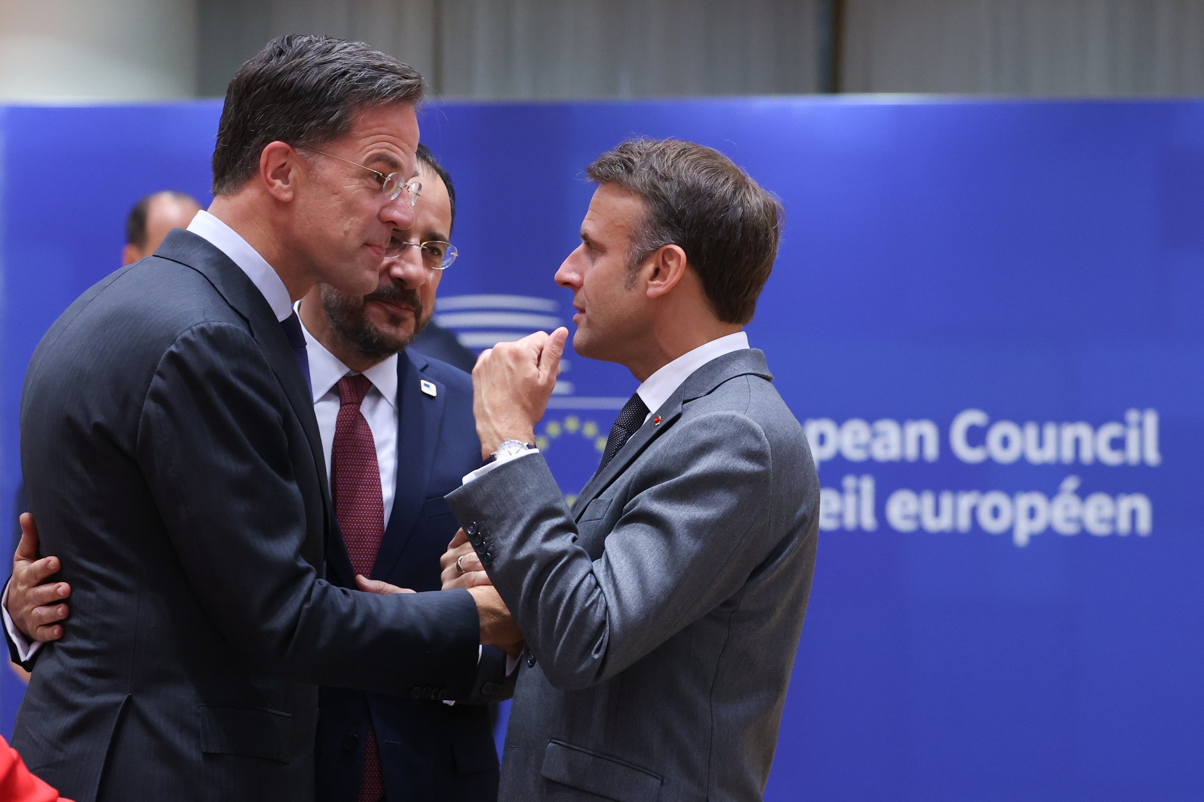 French president Emmanuel Macron (r) brokered a compromise despite his strong support for strong commitments to increased defence spending.  (Photo: European Council)