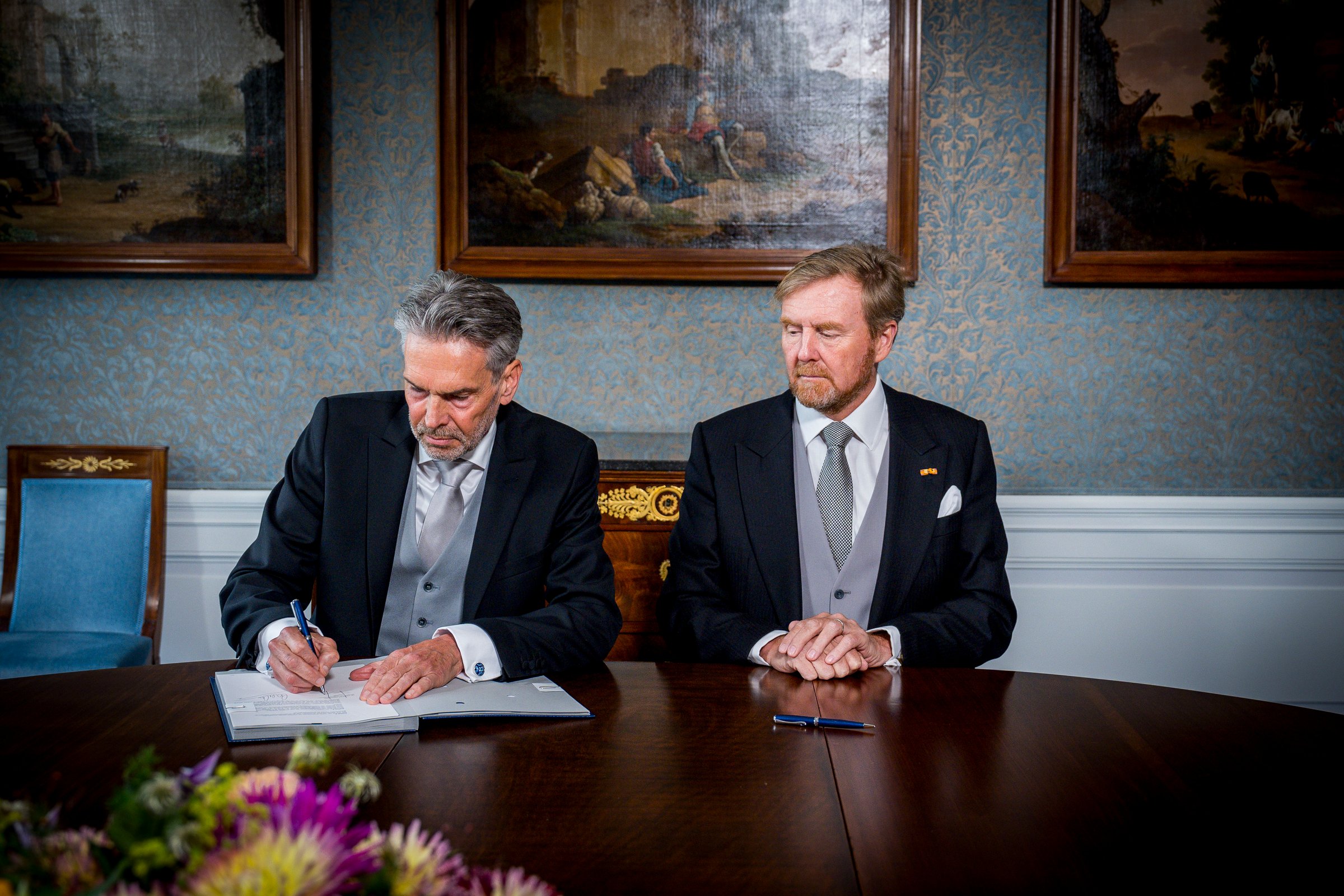 Newly-installed prime minister Dick Schoof (l) with king of the Netherlands Willem-Alexander (r) (Photo: Valerie Kuypers / Rijksoverheid)