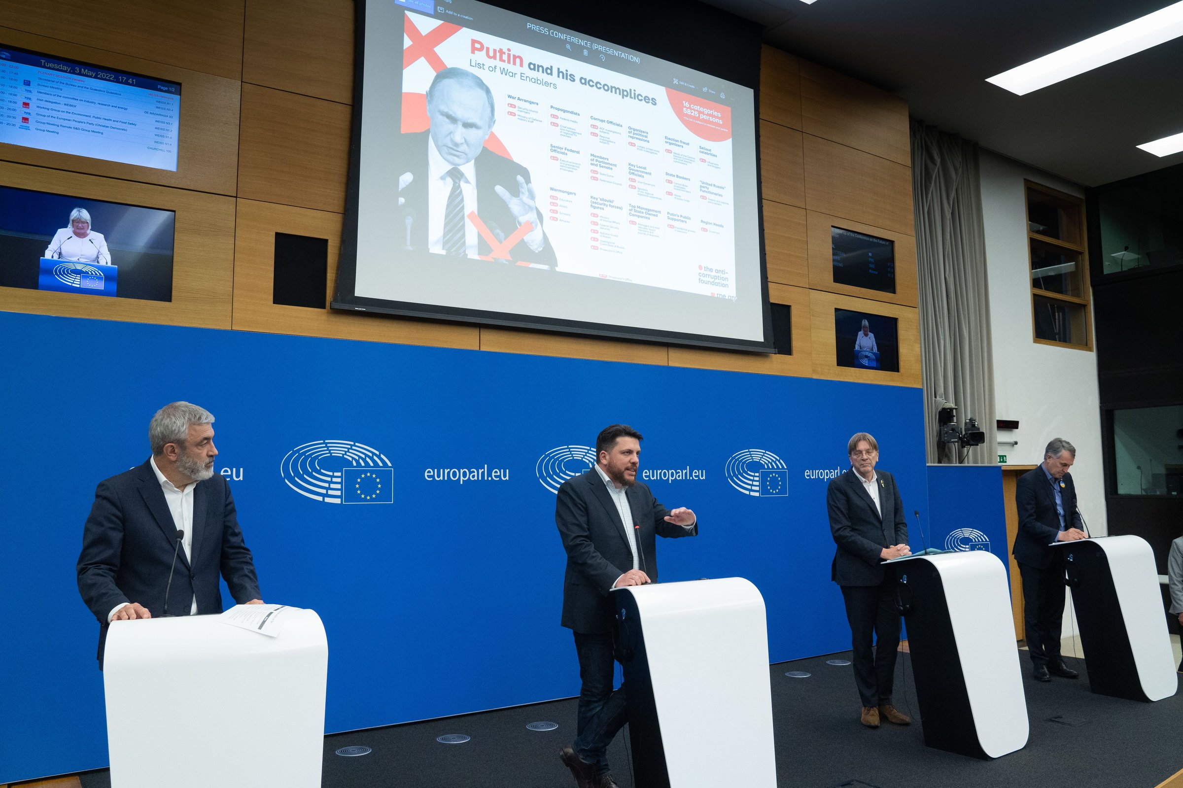 Former liberal MEPs Luis Garicano (left) and Guy Verhofstadt (third to the right) warned colleagues about the EU's defence deficiencies and importance of Thursday's vote  (Photo: European Parliament)