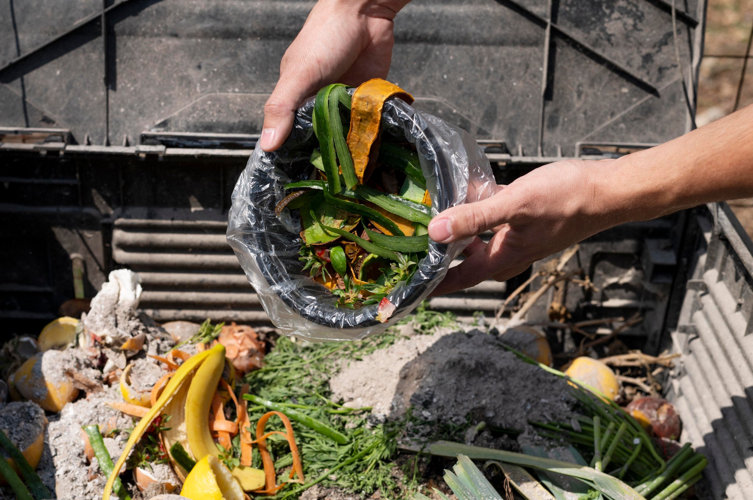 Household waste counts for more than half (54 percent) of all food waste in the EU — equivalent to nearly 72kg per inhabitants. The rest is generated upward in the food supply chain, by the manufacturing sector (19 percent), restaurants and food services (11 percent) and retailing (eight percent) (Photo: freepik.com)
