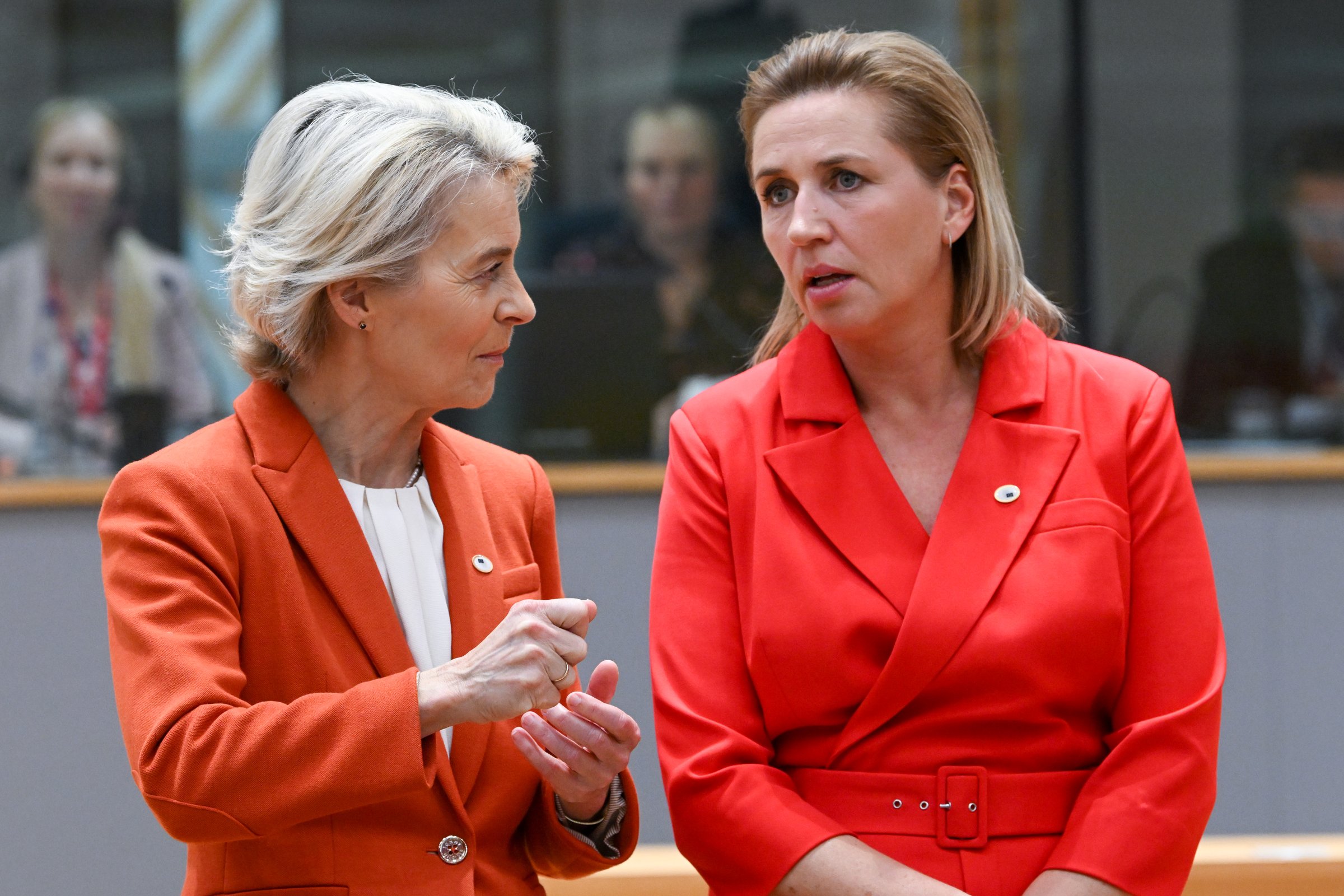 EU Commission president Ursula von der Leyen (left) and Danish prime minister Mette Frederiksen — one of the few social democrat leaders supporting hardline EU return policies <a target="_blank" href="https://newsroom.consilium.europa.eu/events/20241017-european-council-october-2024/Roundtable-28351/192991">(Photo: EU Council)</a>