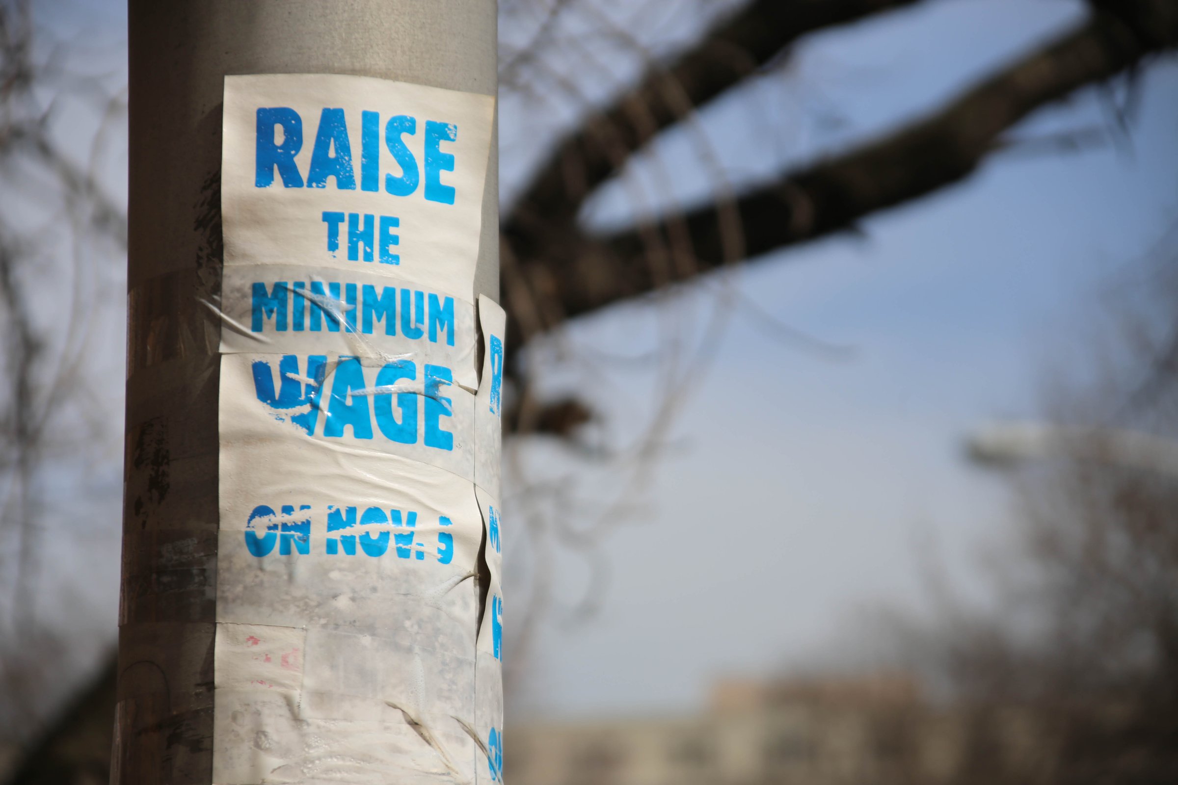 EU countries with statutory minimum wages were given until November 2024 to align their minimum wages with these new standards — yet only a small number have reached the required benchmarks (Photo: Paul Sableman)