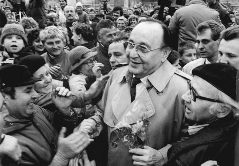 Hans-Dietrich Genscher greeted in February 1990 by cheering East Germans, three months after the fall of the Berlin Wall.
 (Photo: Wikimedia)