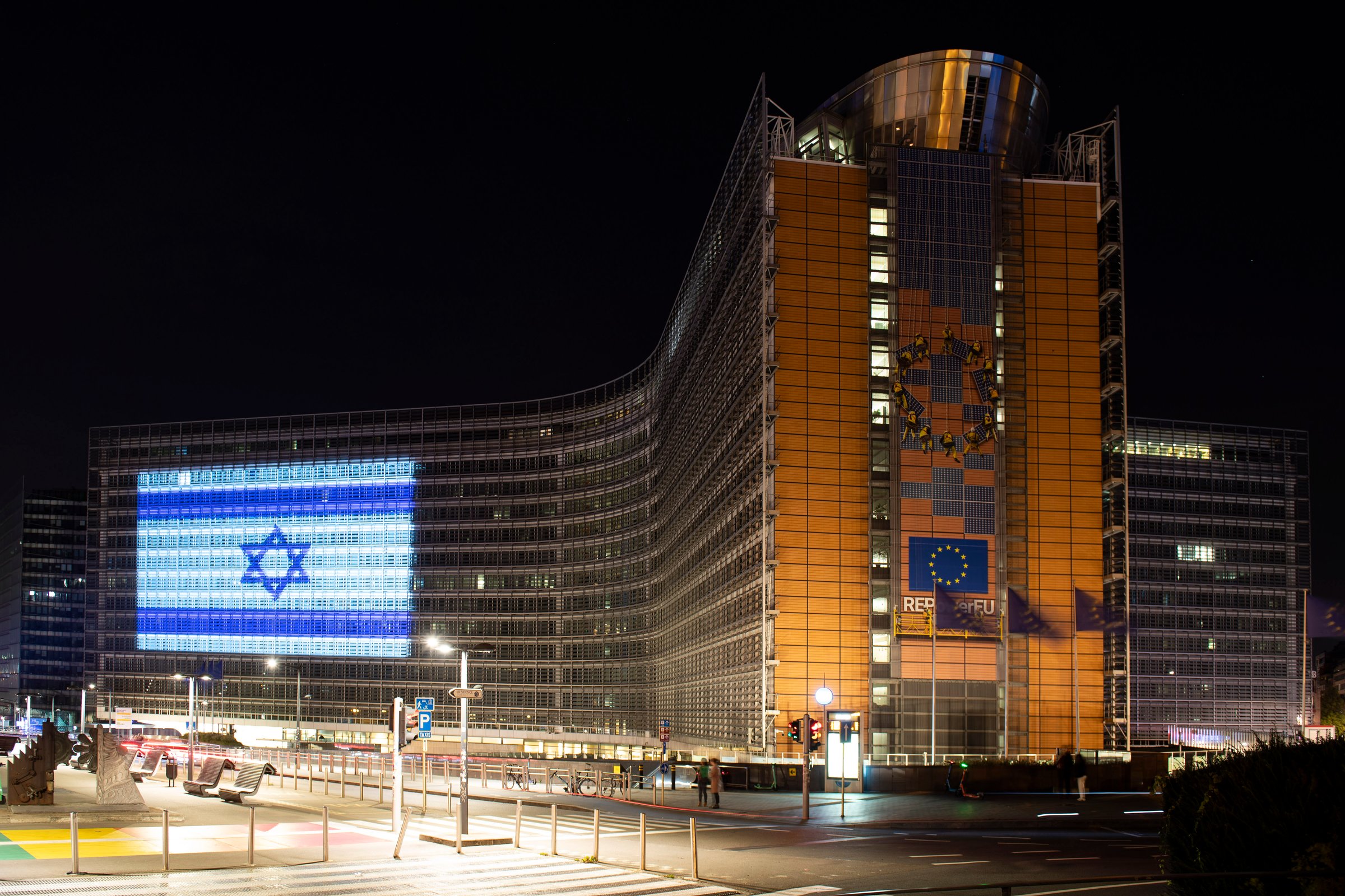 The Berlaymont HQ of the EU Commission, projecting the Israeli flag on 8 October 2023 in solidarity against the Hamas attack <a target="_blank">(Photo: ec.europa.eu)</a>