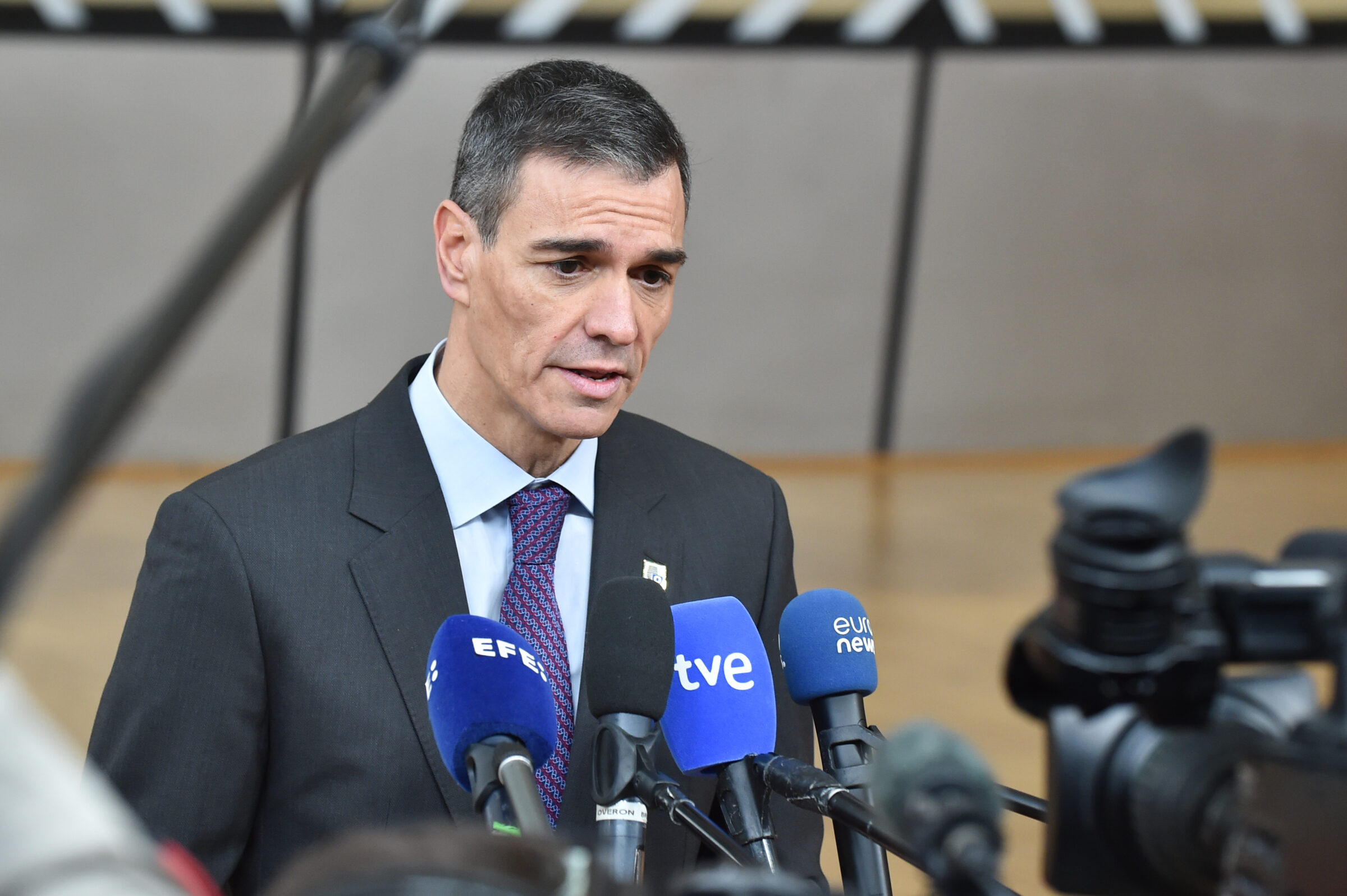 Far-right parties and other political commentators accuse Sánchez of courting future voters. However, the structure of the policy complicates that claim.