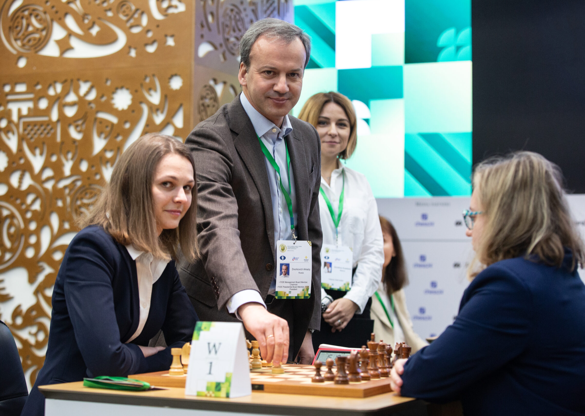 Fide president Arkady Dvorkovich with Ukrainian grandmaster Anna Muzychuk (l) at a competition in 2019, before Russia's full invasion (Photo: Fide)