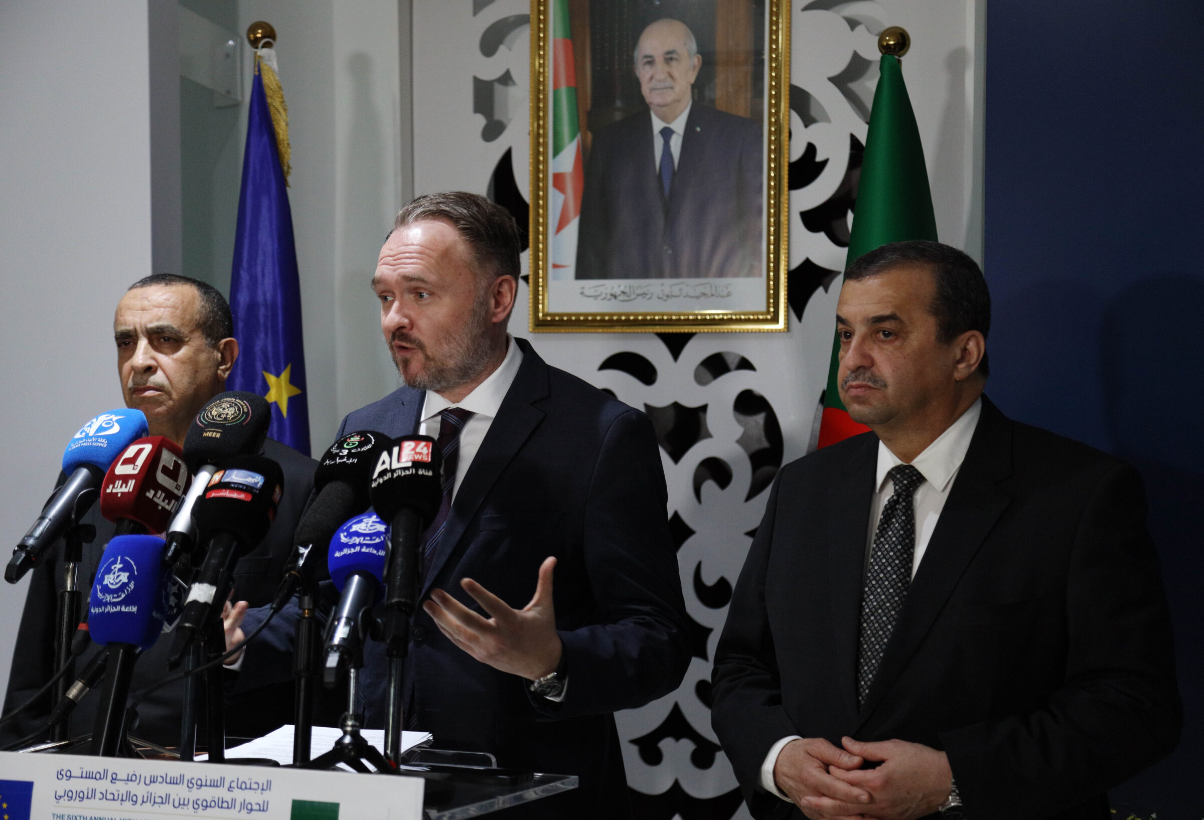 Mohamed Arkab, Ministre Algérien de l'Energie, des Mines et des Energies renouvelables, à droite et Dan Jorgensen, au centre, donnent une conférence de presse au siège de ministère de l'énergie à Alger, en Algérie.