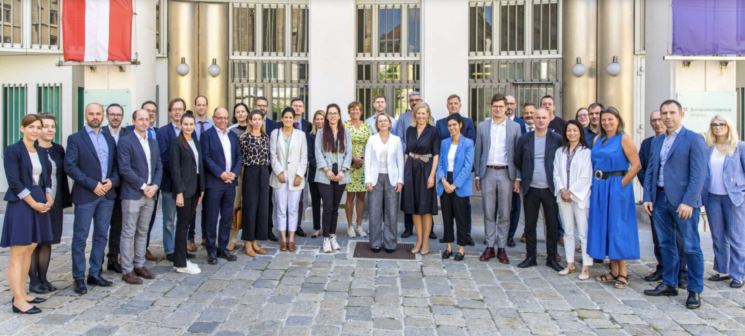 A group photo of the High Level Network for Returns, taken during a visit to Vienna in June 2023.
