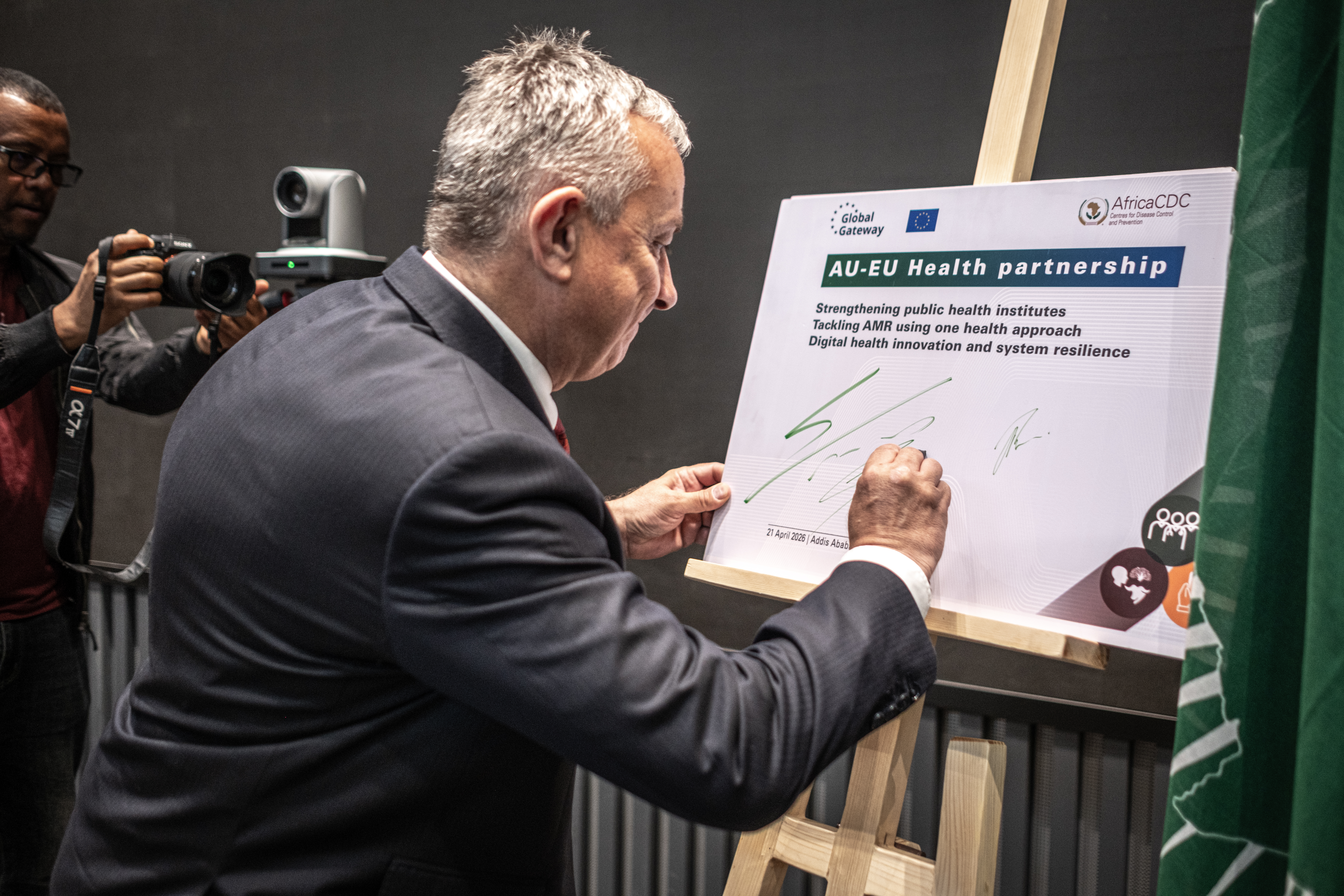 euobserver.com - Benjamin Fox - EU promises €100m for Africa's healthcare as countries count cost of aid cuts