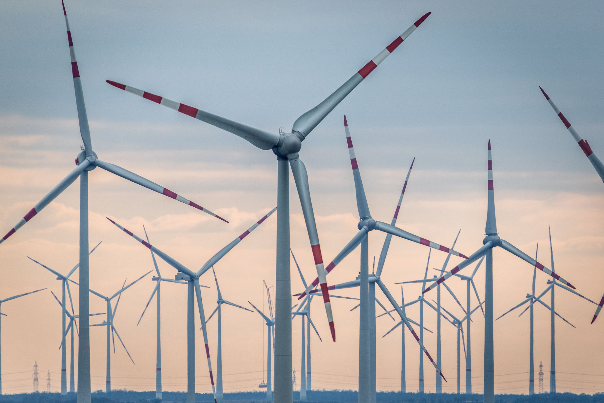 euobserver.com - Tomáš Grečko - Less gas, more sun and wind. Europe is handling the new energy crisis better than the Russian invasion one