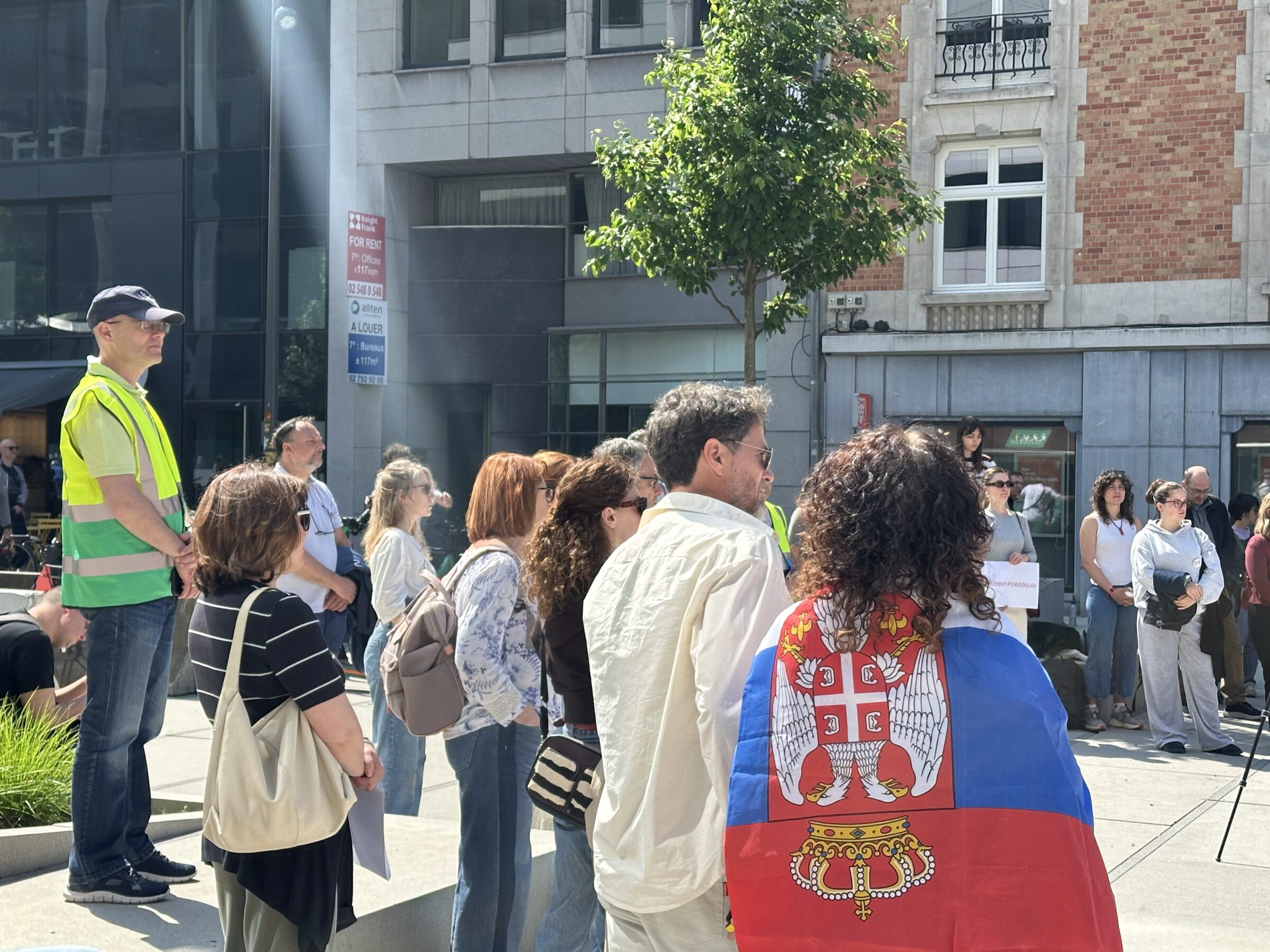 Serbian protesters with national flag at Schuman square, Brussels on 9th May 2026. Source : Petra Pavlovičová