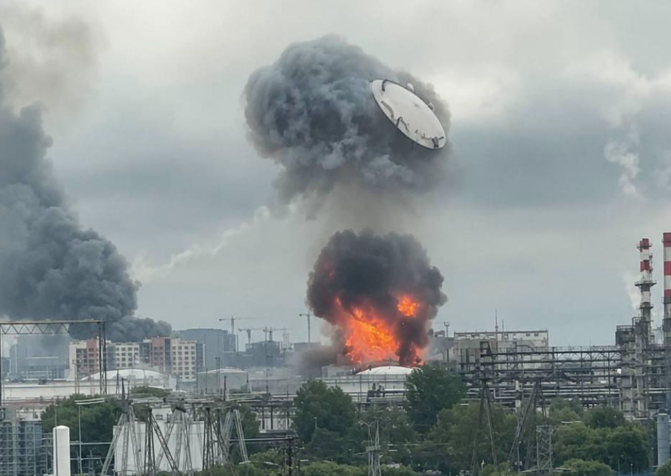 Many people thought that the flying roof of the storage tank was an AI-generated image, but this is how it actually flew in reality. Source: X.