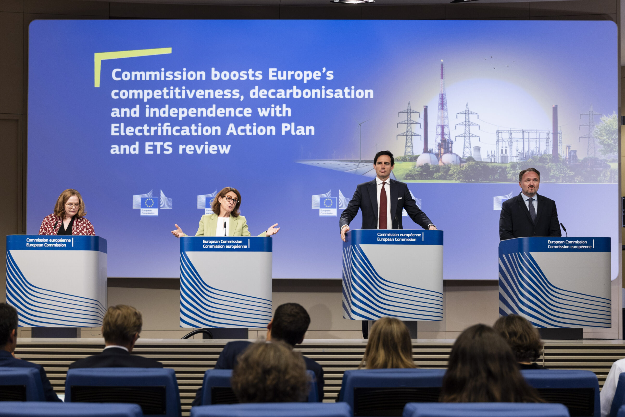 euobserver.com - Benjamin Fox - Airline emissions bills and carbon credits for investment dominate revamp of EU's labyrinthine emissions scheme