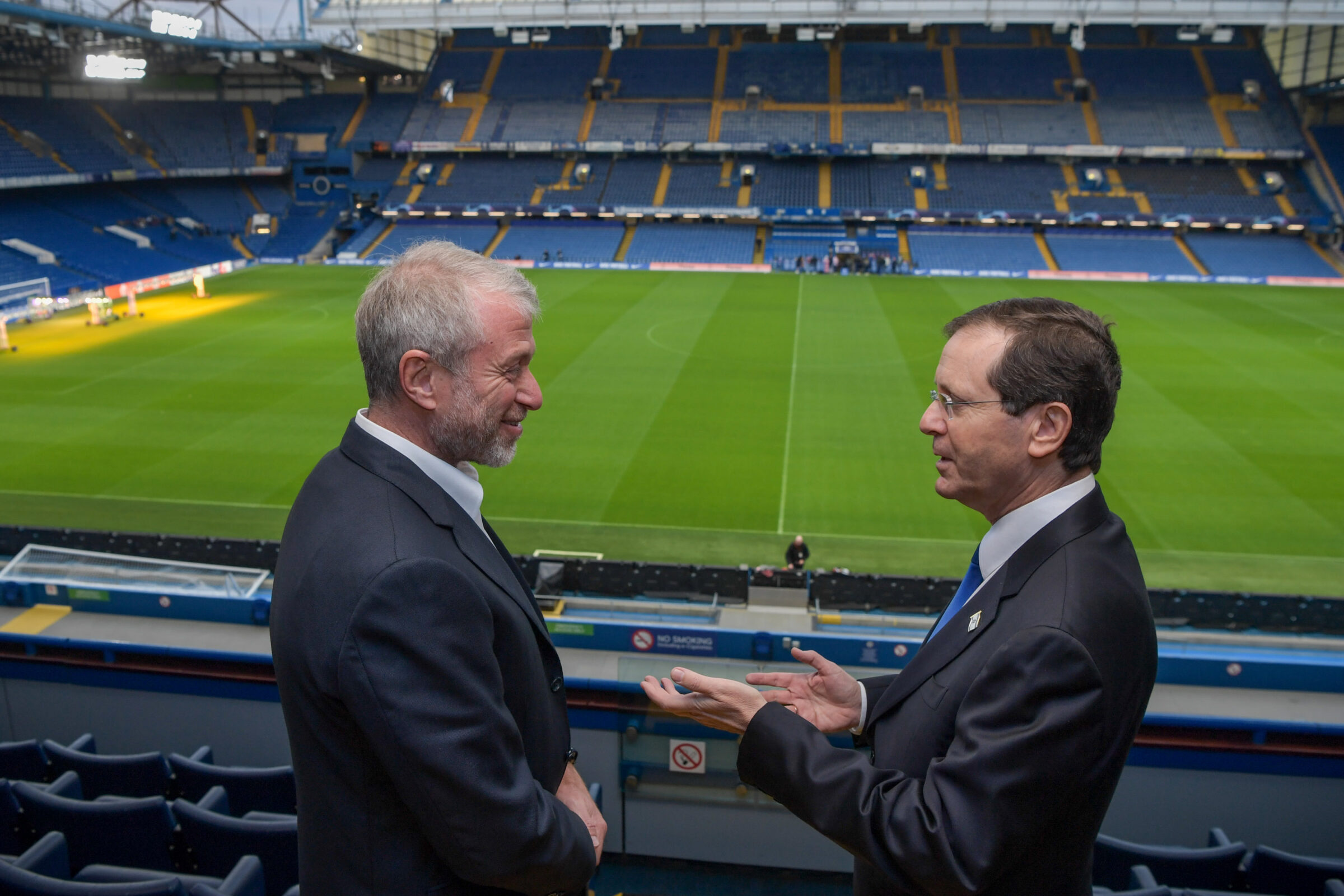 Roman Abramovich (l) with Israeli president Isaac Herzog at Chelsea Football Club in London in 2021