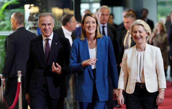European Commission President, Ursula von der Leyen (R) and European Parliament President, Roberta Metsola (C) welcome Prime Minister of Canada, Mark Carney (L) at the European Parliament.  EPA/RONALD WITTEK